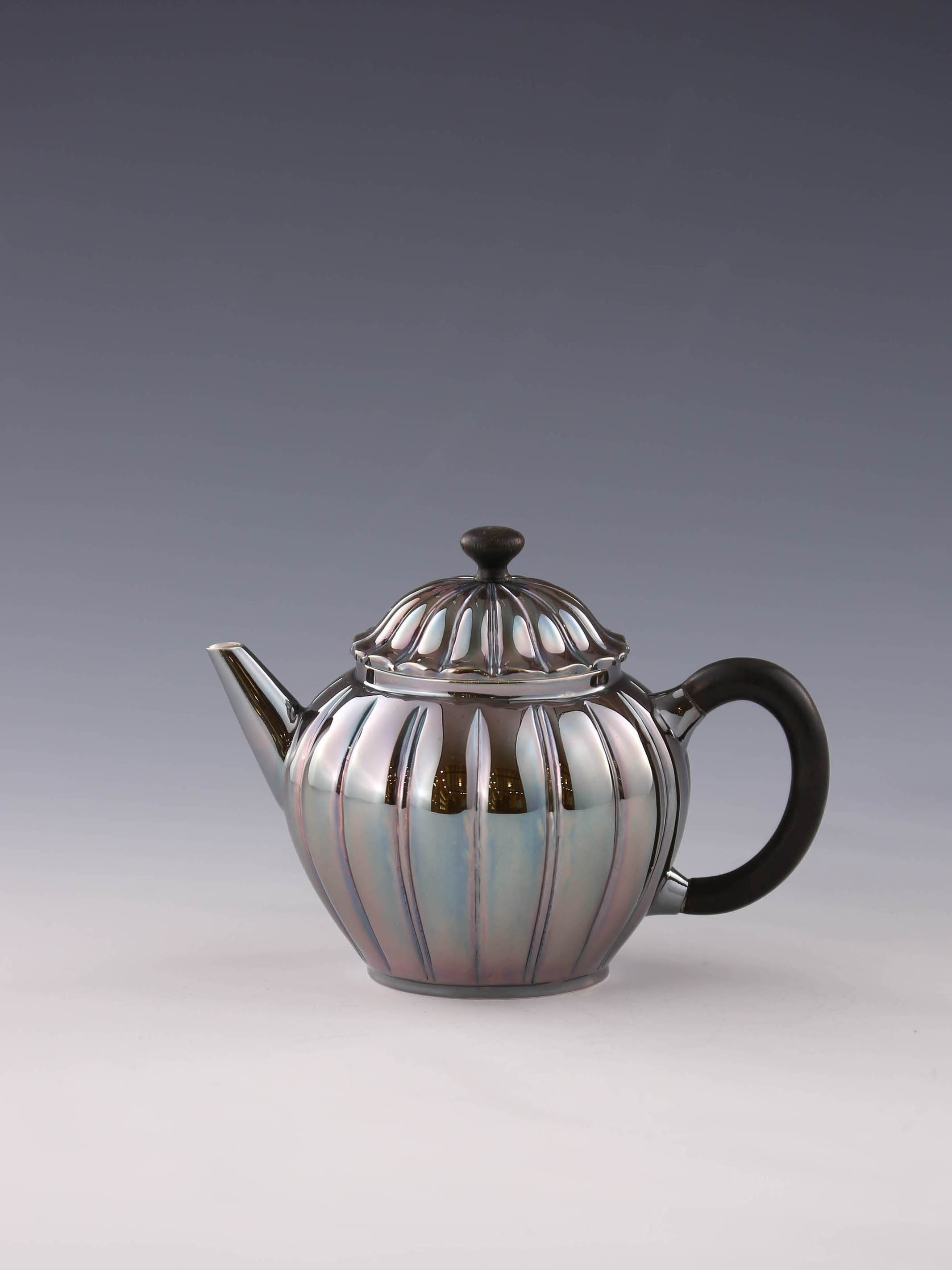 Chrysanthemum petal teapot