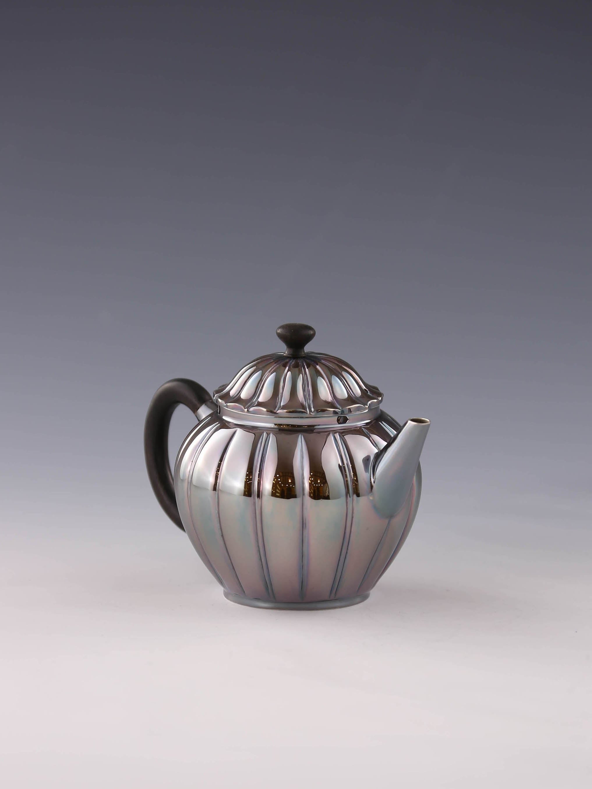 Chrysanthemum petal teapot