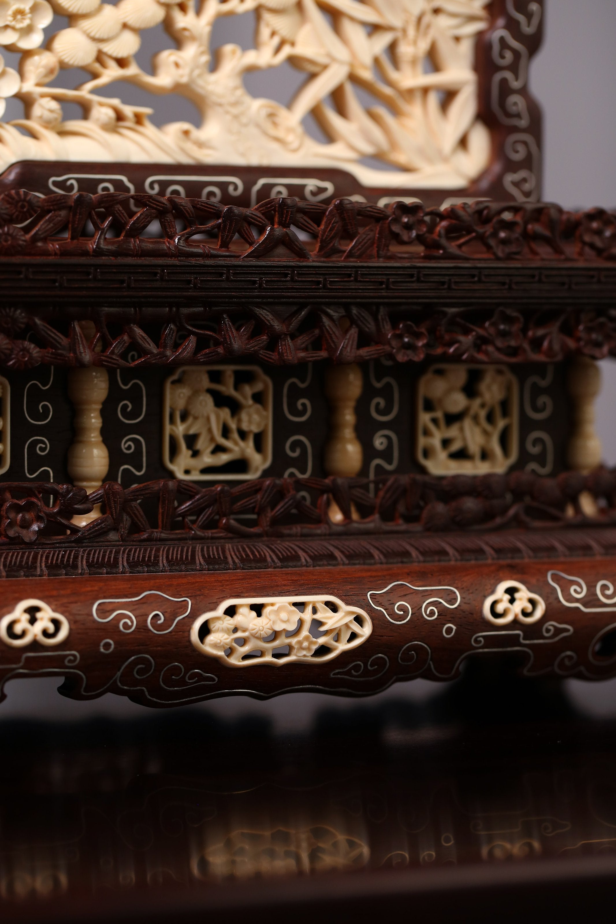 Rosewood screen inlaid with precious stones and silver filigree
