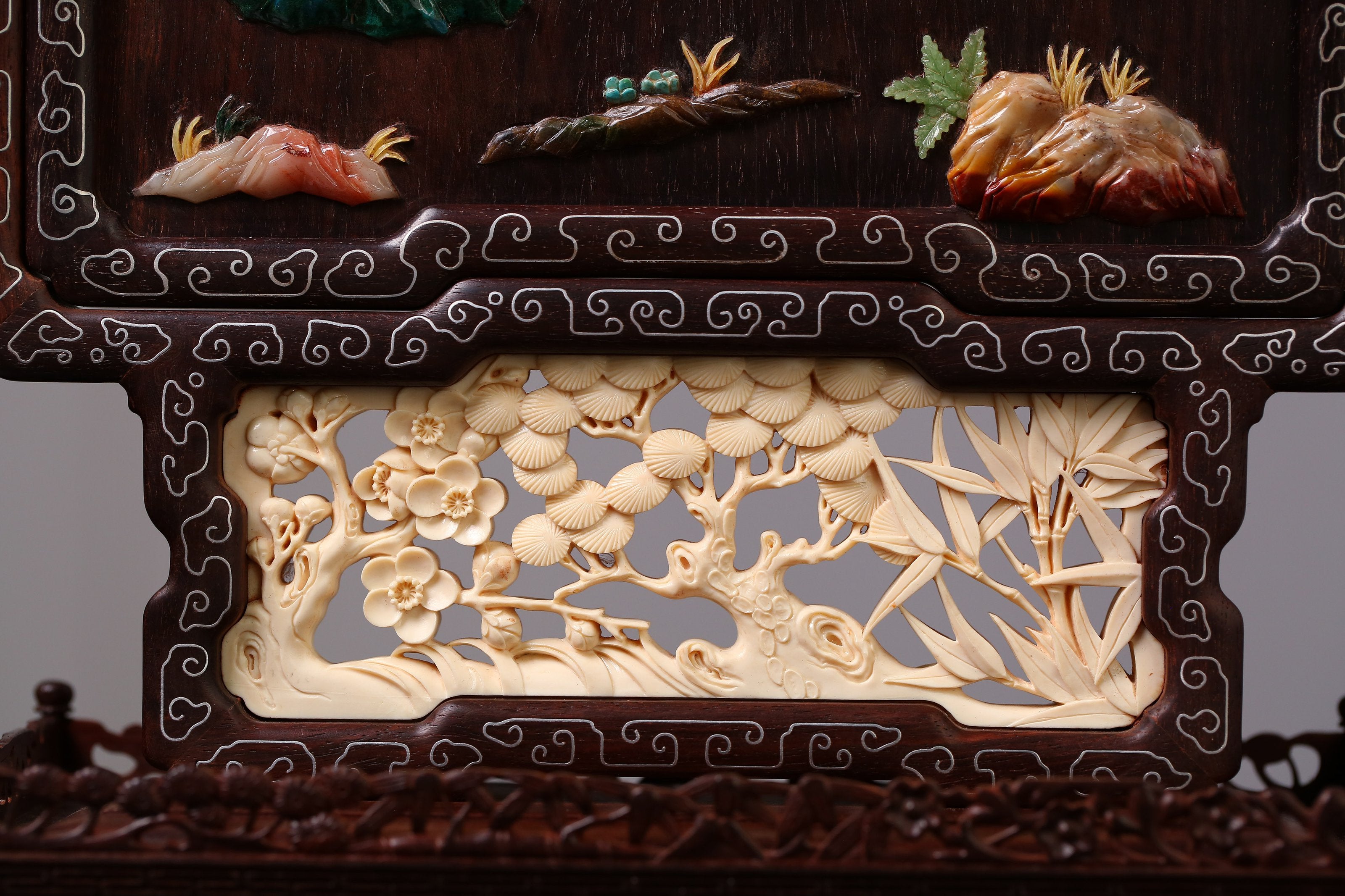 Rosewood screen inlaid with precious stones and silver filigree