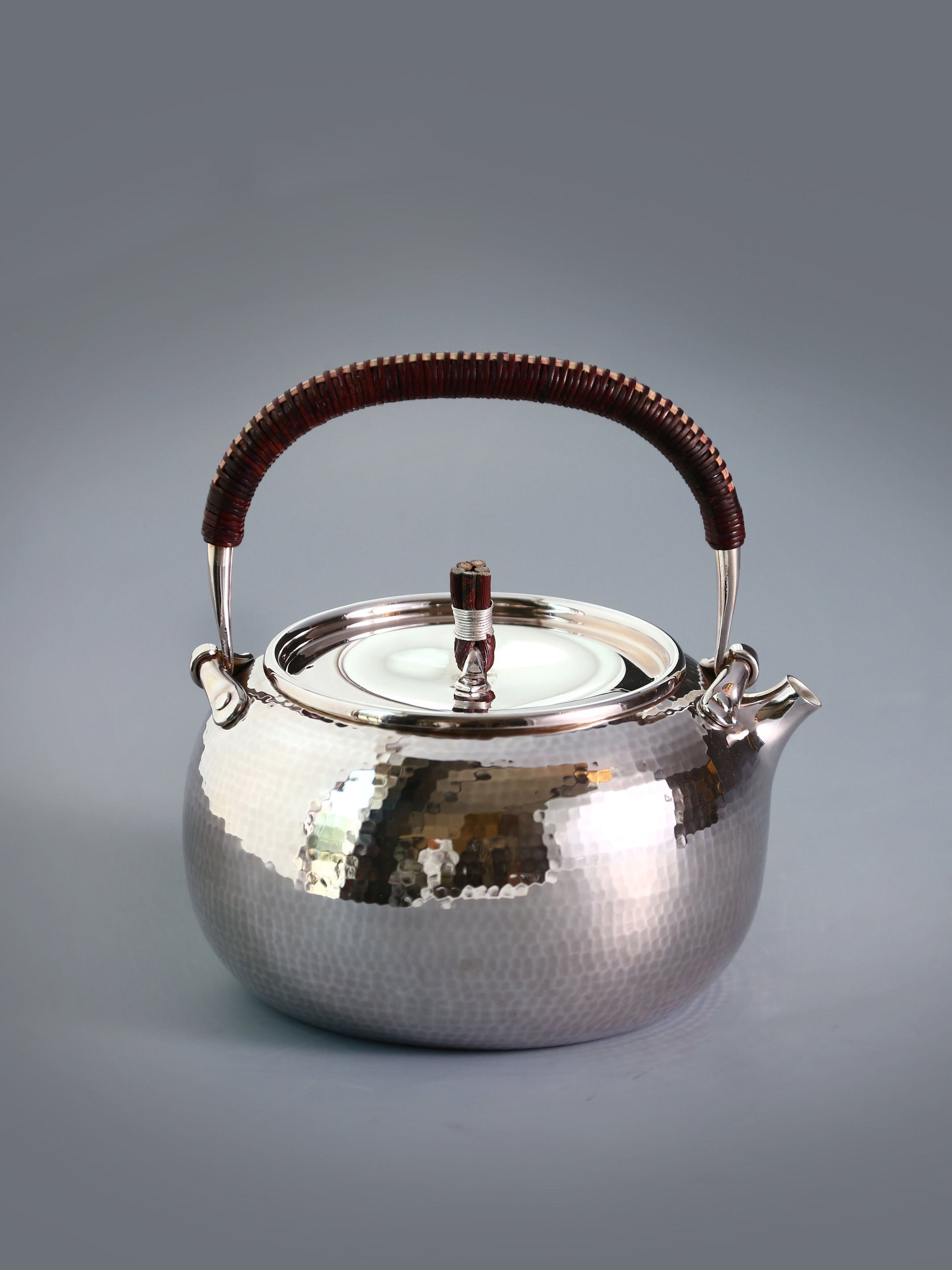 A pure silver ewer with hammered patterns.
