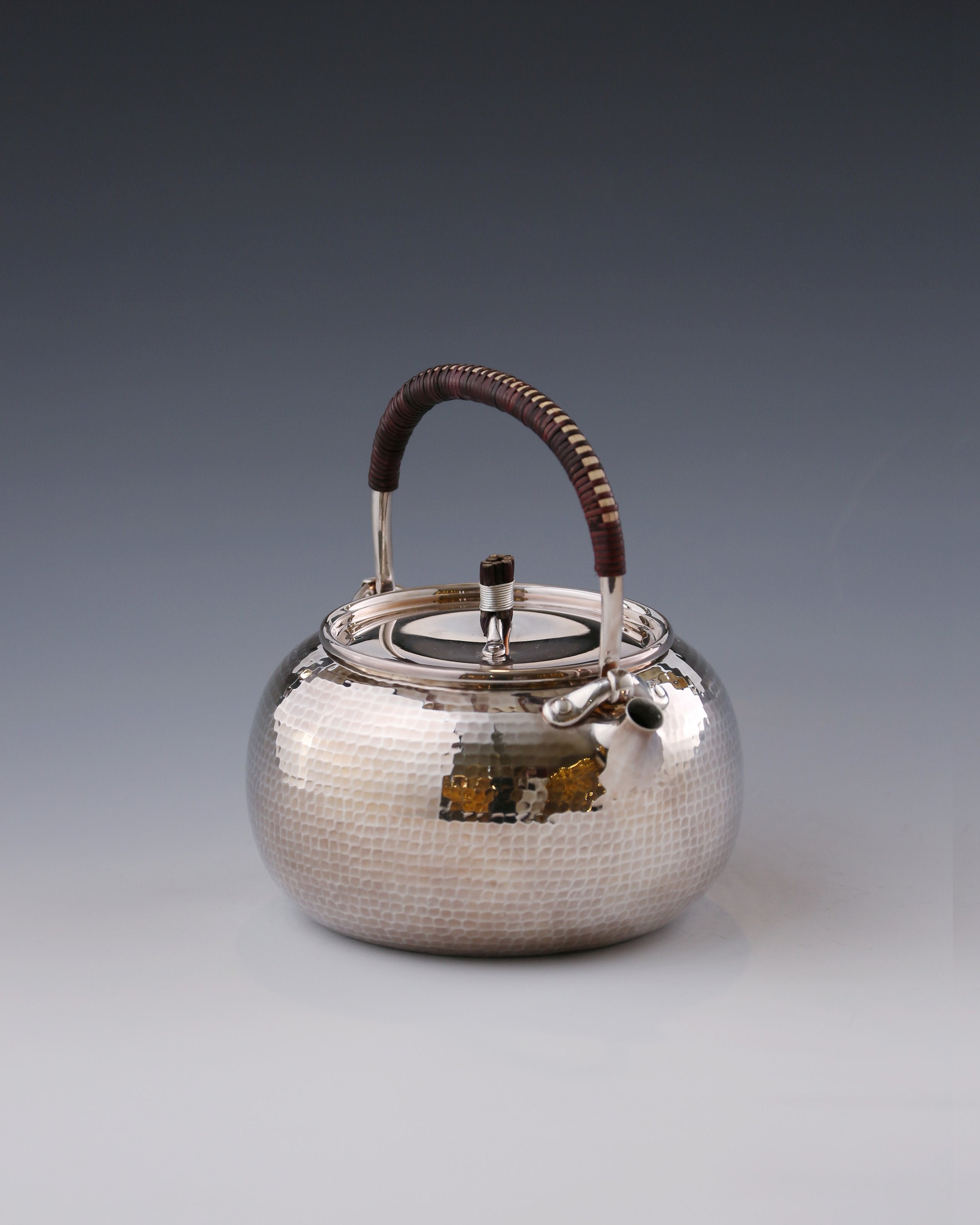 A pure silver ewer with hammered patterns.