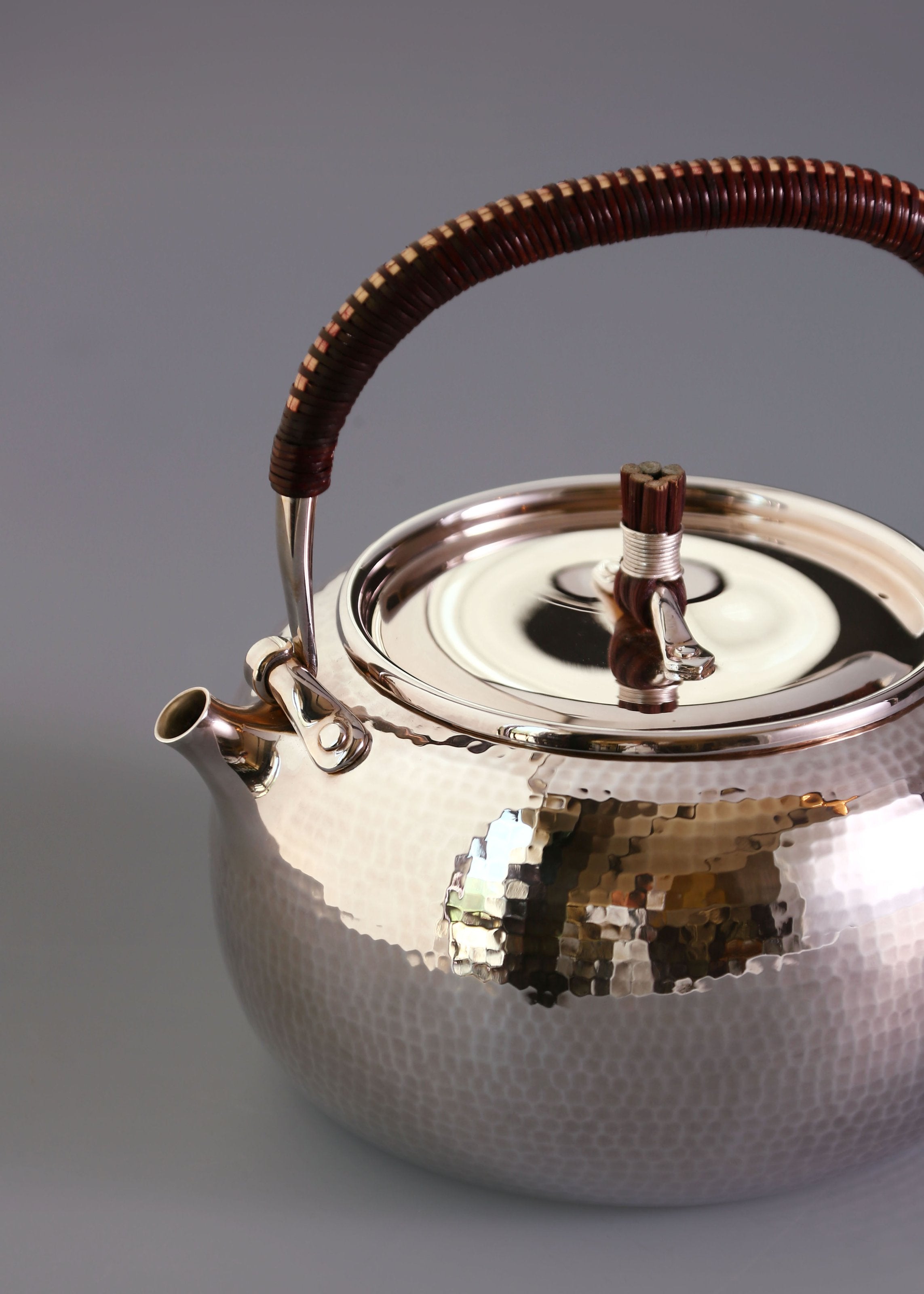 A pure silver ewer with hammered patterns.