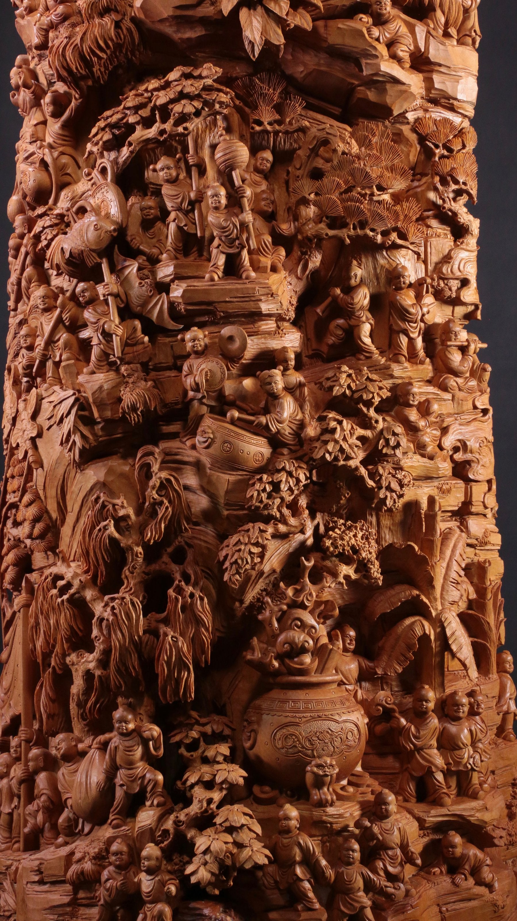 Old Mountain Sandalwood, a Hundred Children Celebrate Maitreya