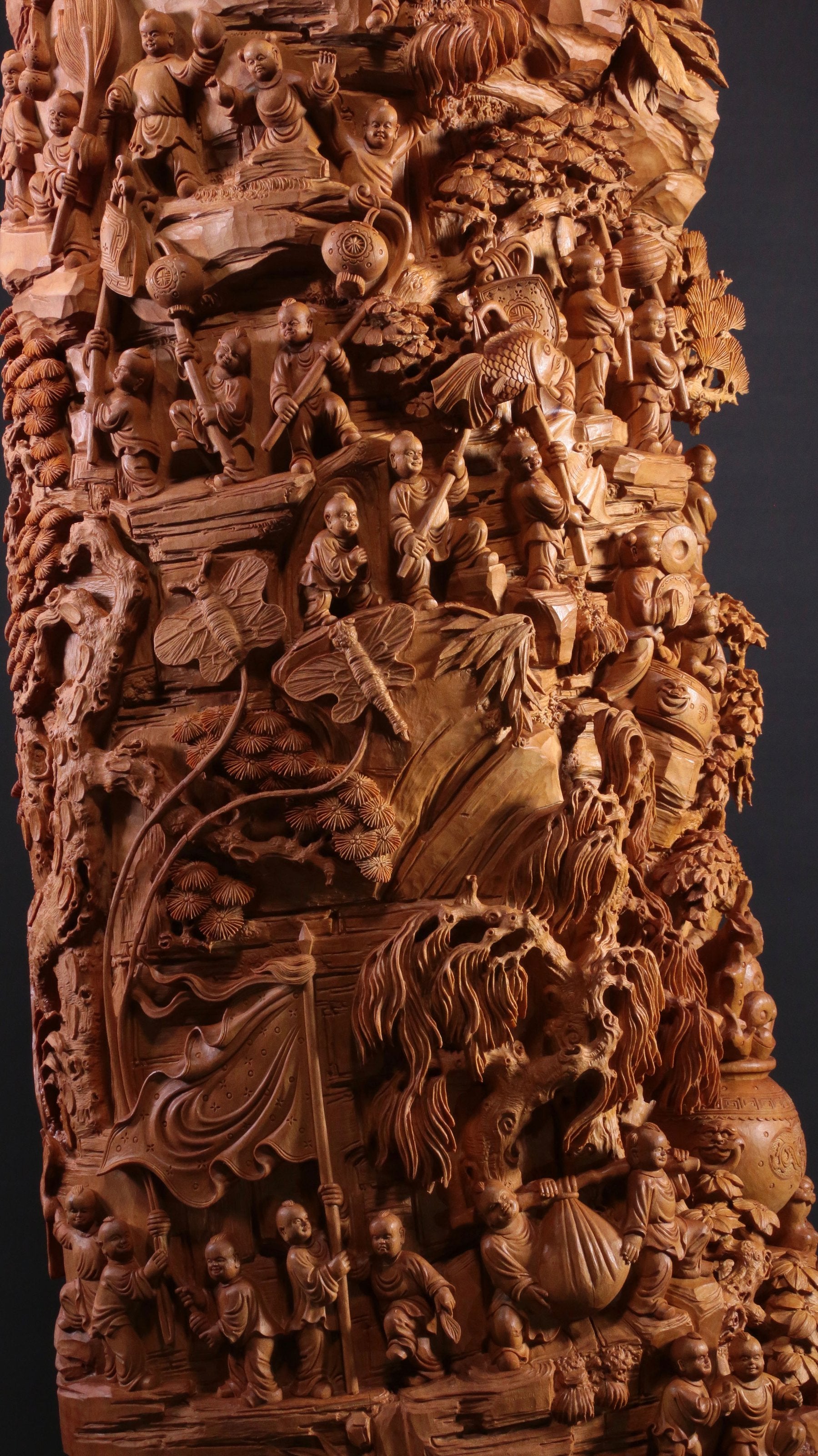 Old Mountain Sandalwood, a Hundred Children Celebrate Maitreya