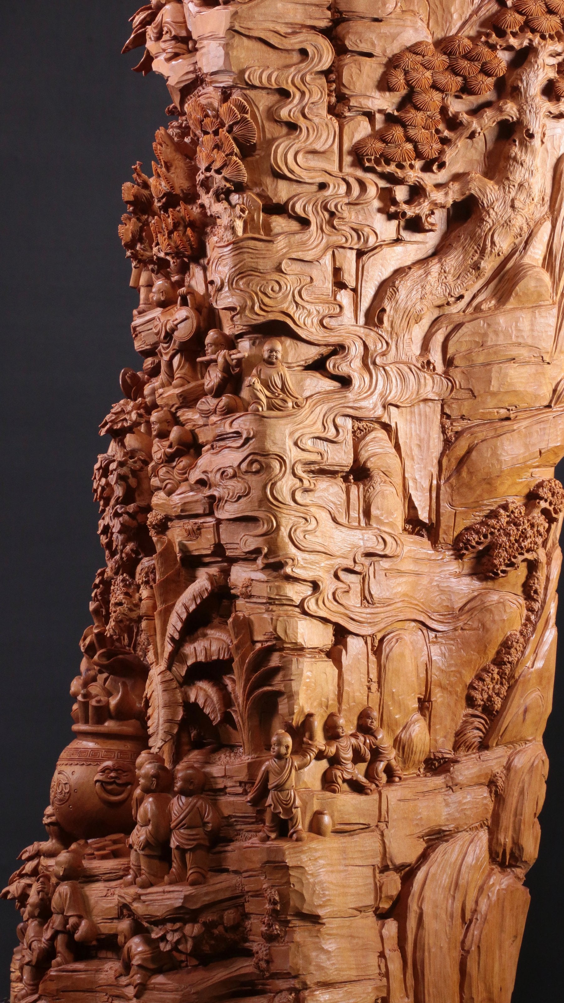 Old Mountain Sandalwood, a Hundred Children Celebrate Maitreya