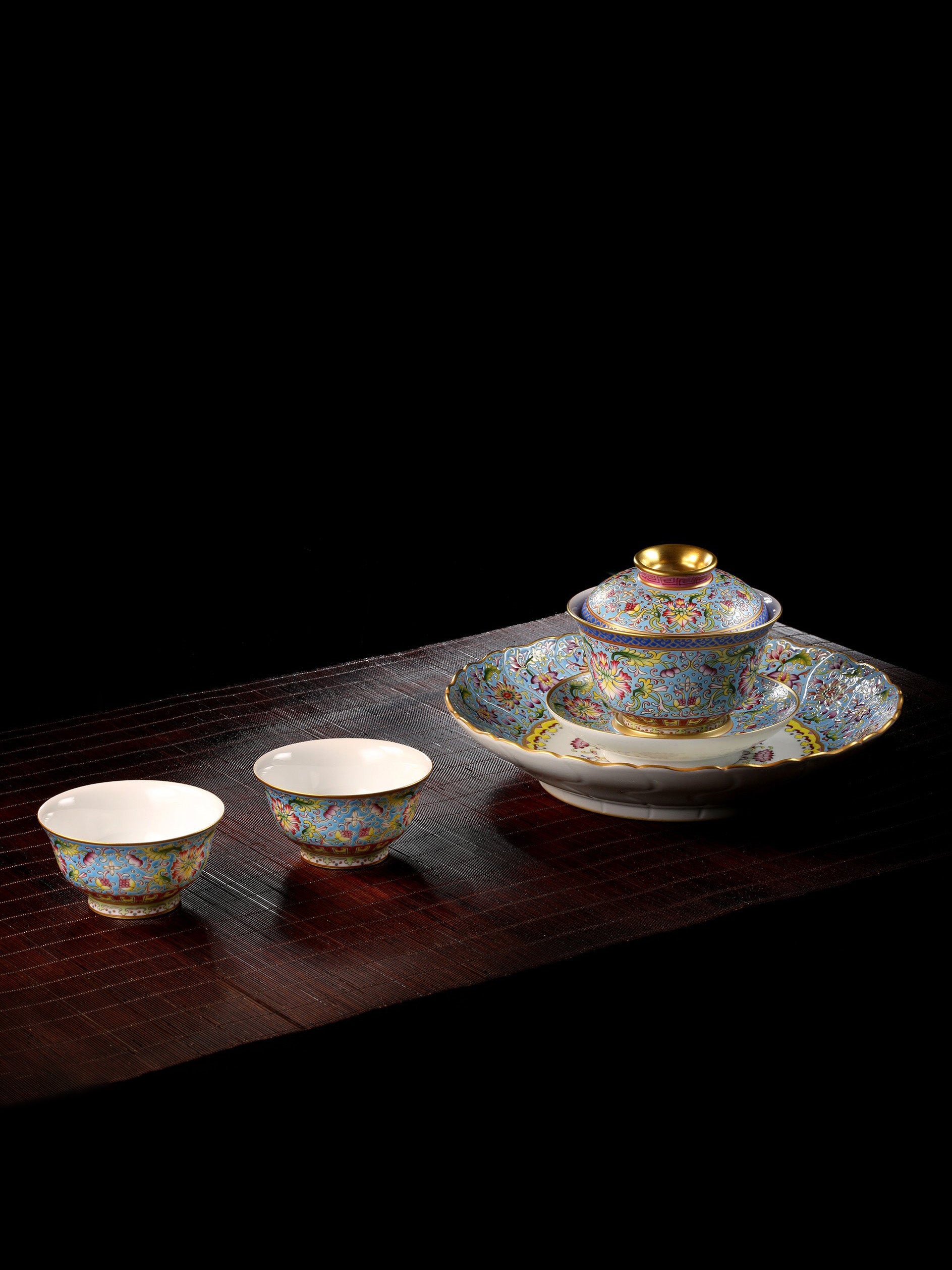 Blue ground famille rose lotus scroll pattern covered bowl/cup