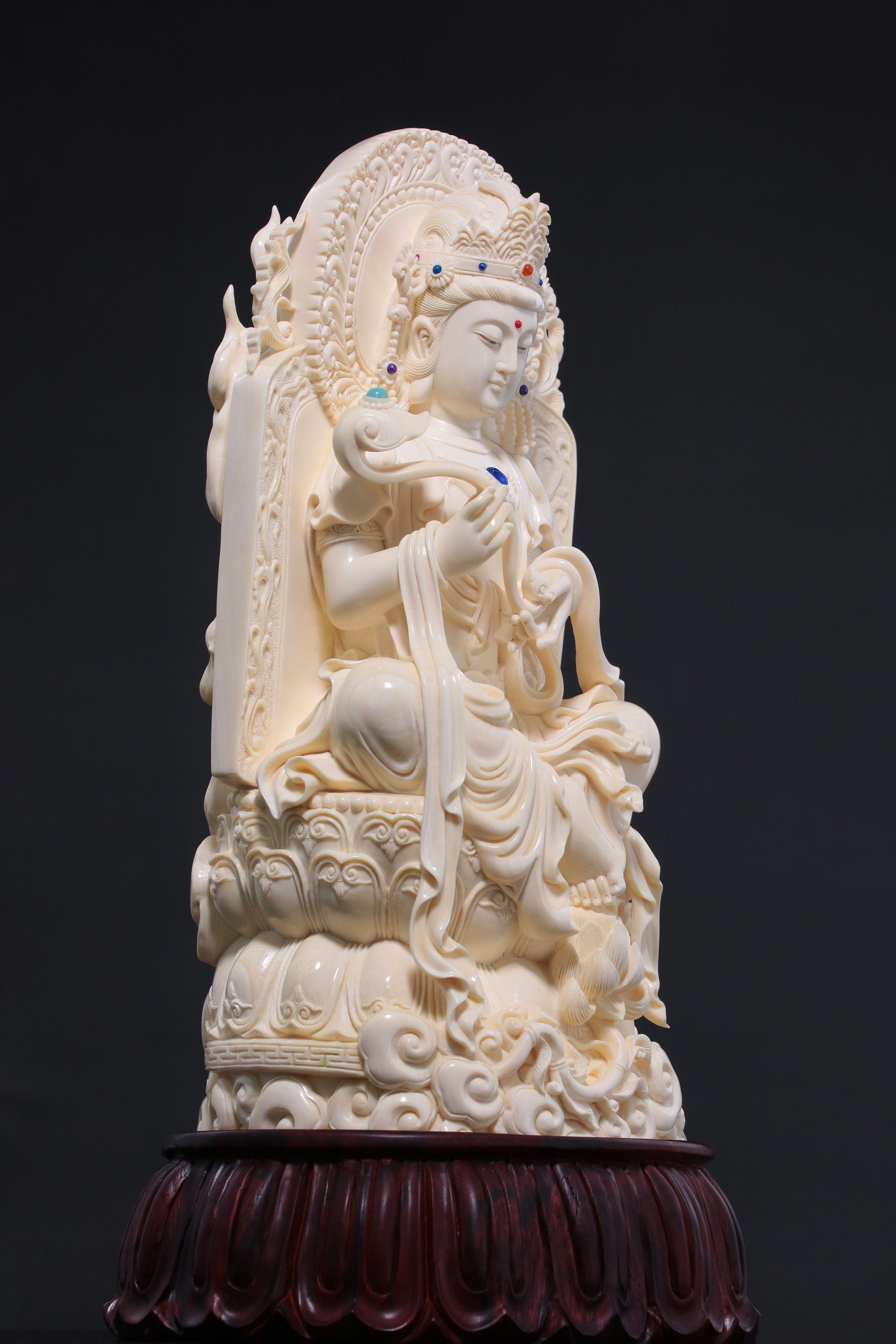 Ruyi Guanyin (seated)