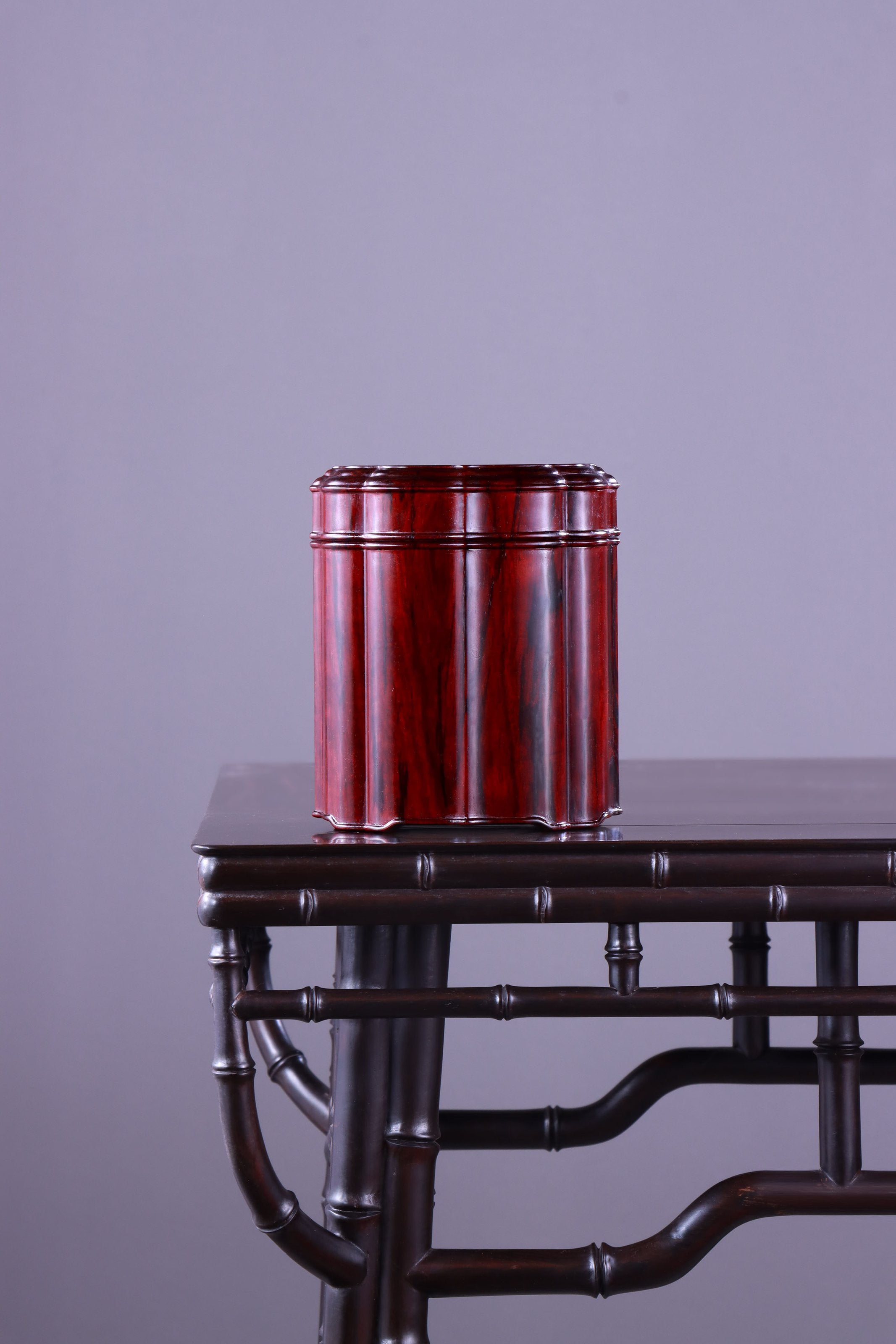 Small-leaf sandalwood tea canister with a diamond-shaped rim