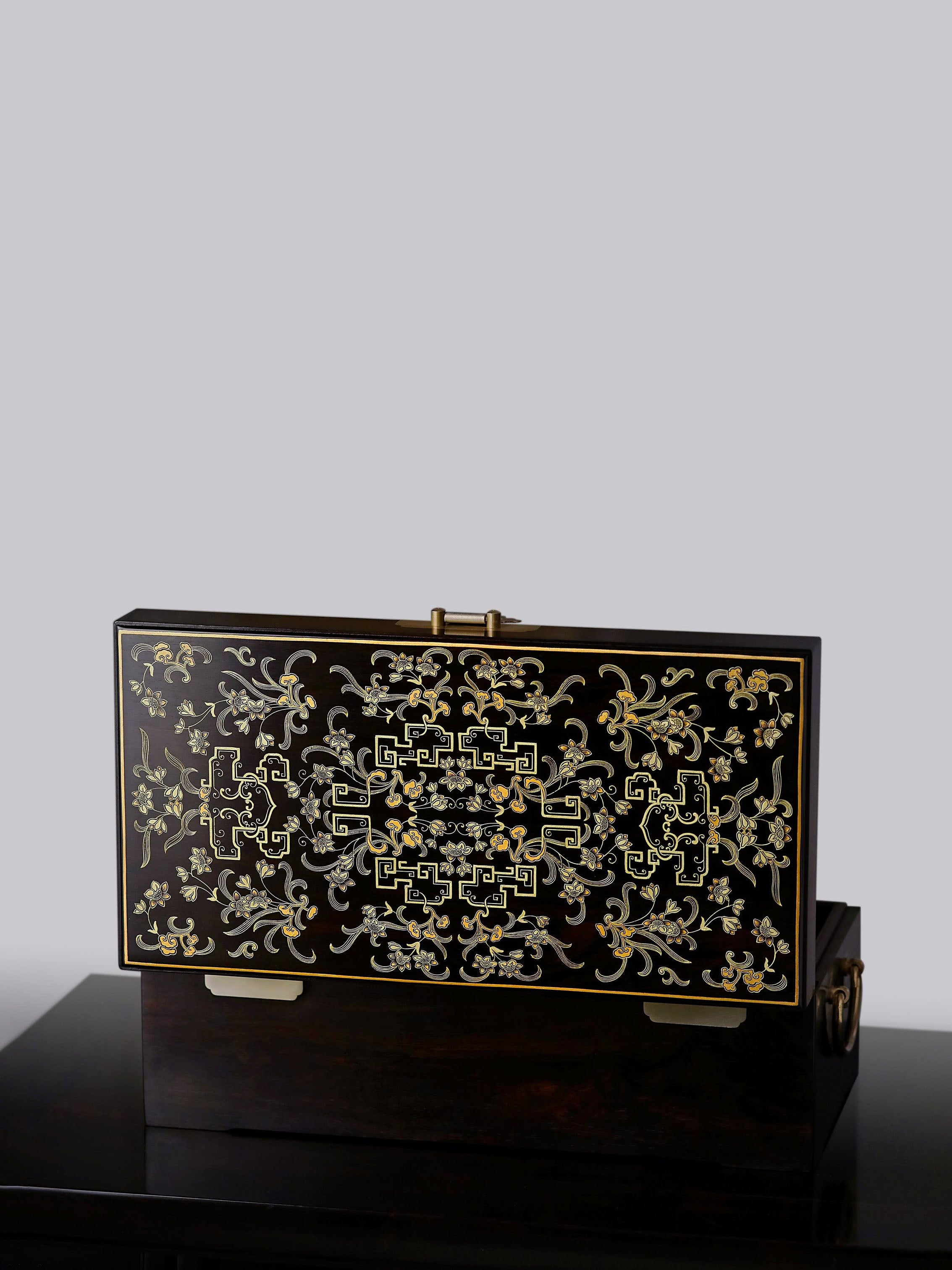 Purple sandalwood lingzhi ruyi/passionflower gold-painted box