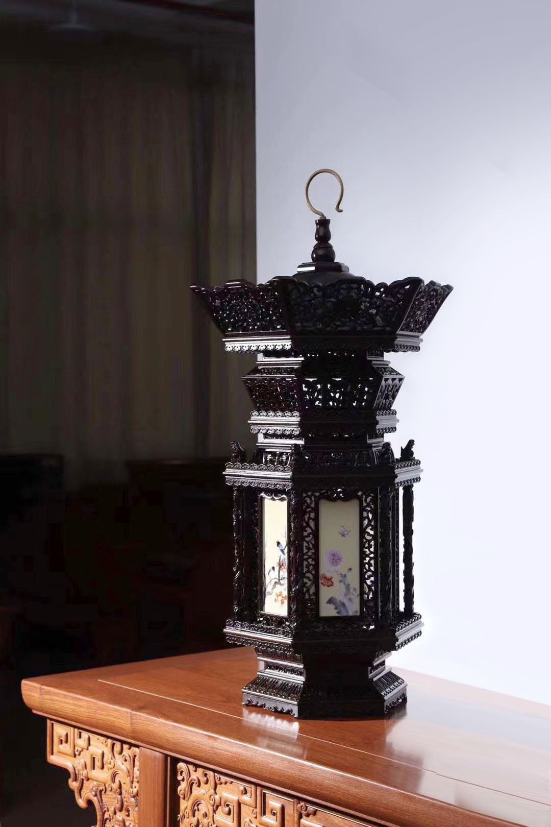 Small-leaf sandalwood hexagonal palace lantern