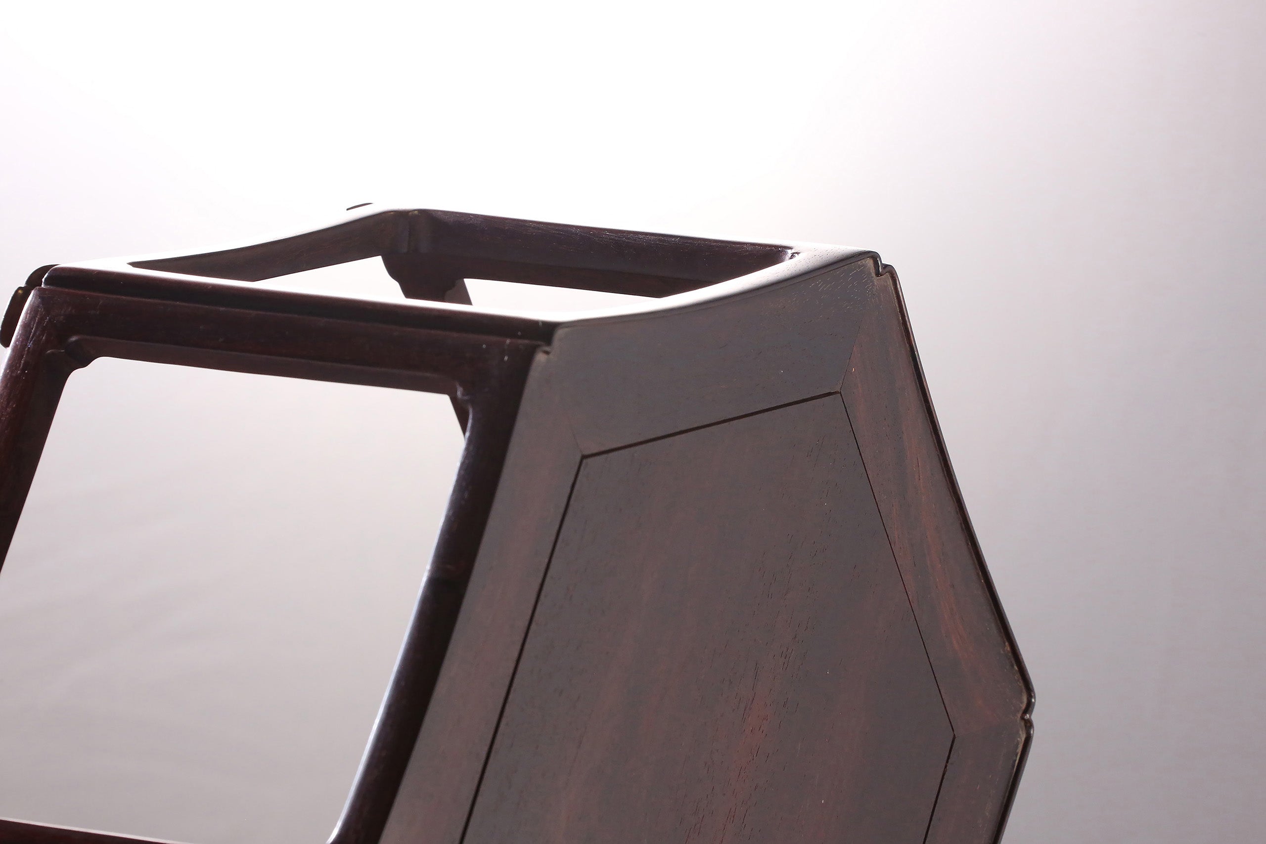 Small-leaf sandalwood hexagonal scholar's stand