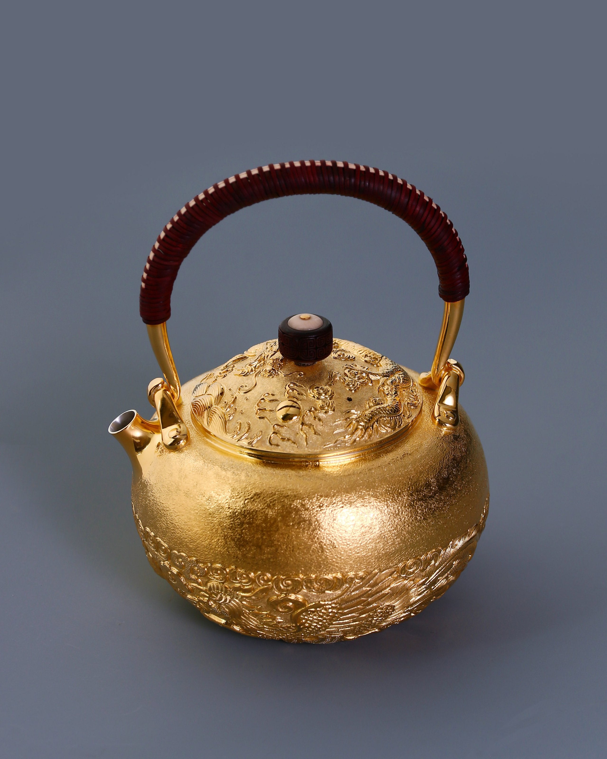 A gilded silver teapot was produced by striking the dragon and phoenix mouths.