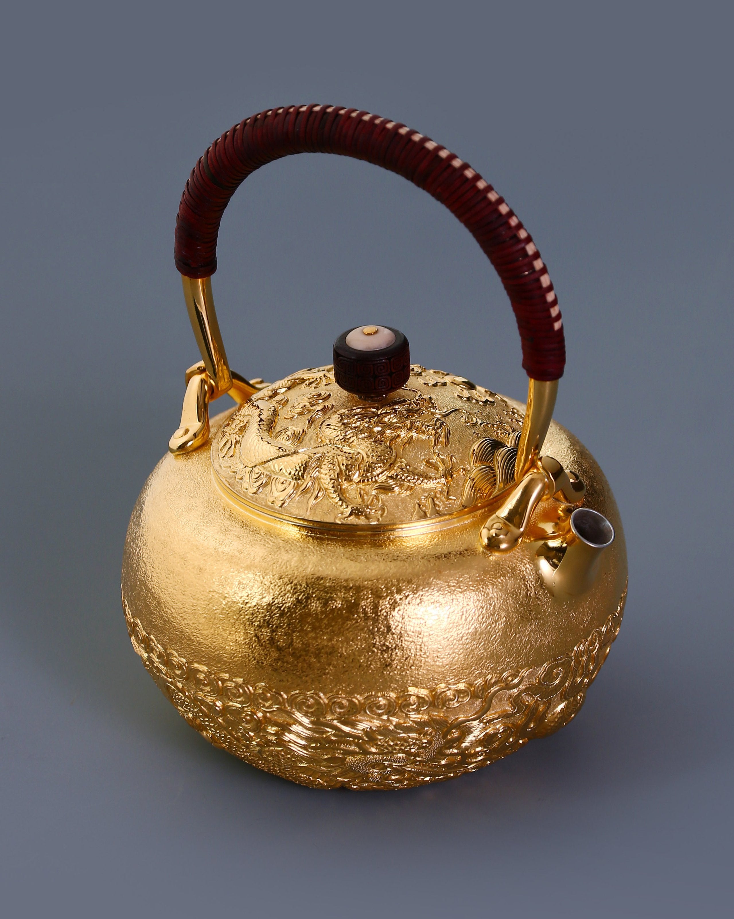 A gilded silver teapot was produced by striking the dragon and phoenix mouths.