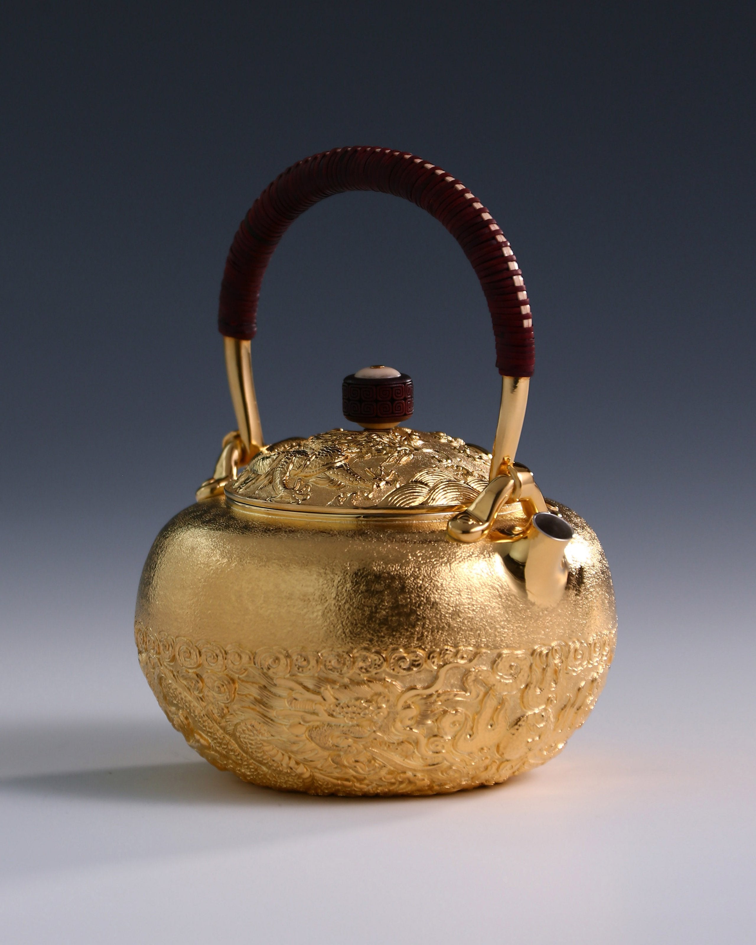 A gilded silver teapot was produced by striking the dragon and phoenix mouths.
