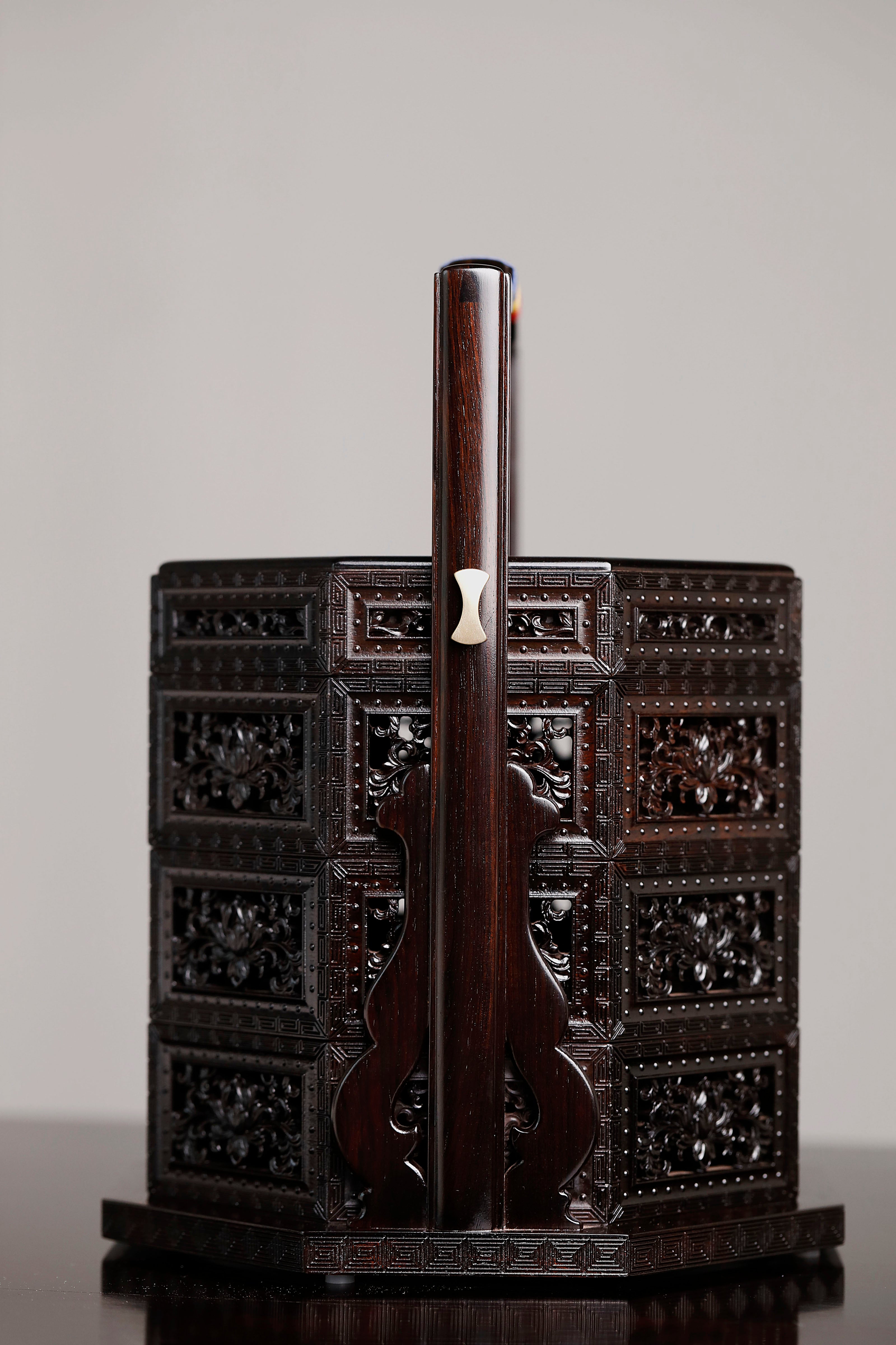 Purple sandalwood openwork octagonal carrying box