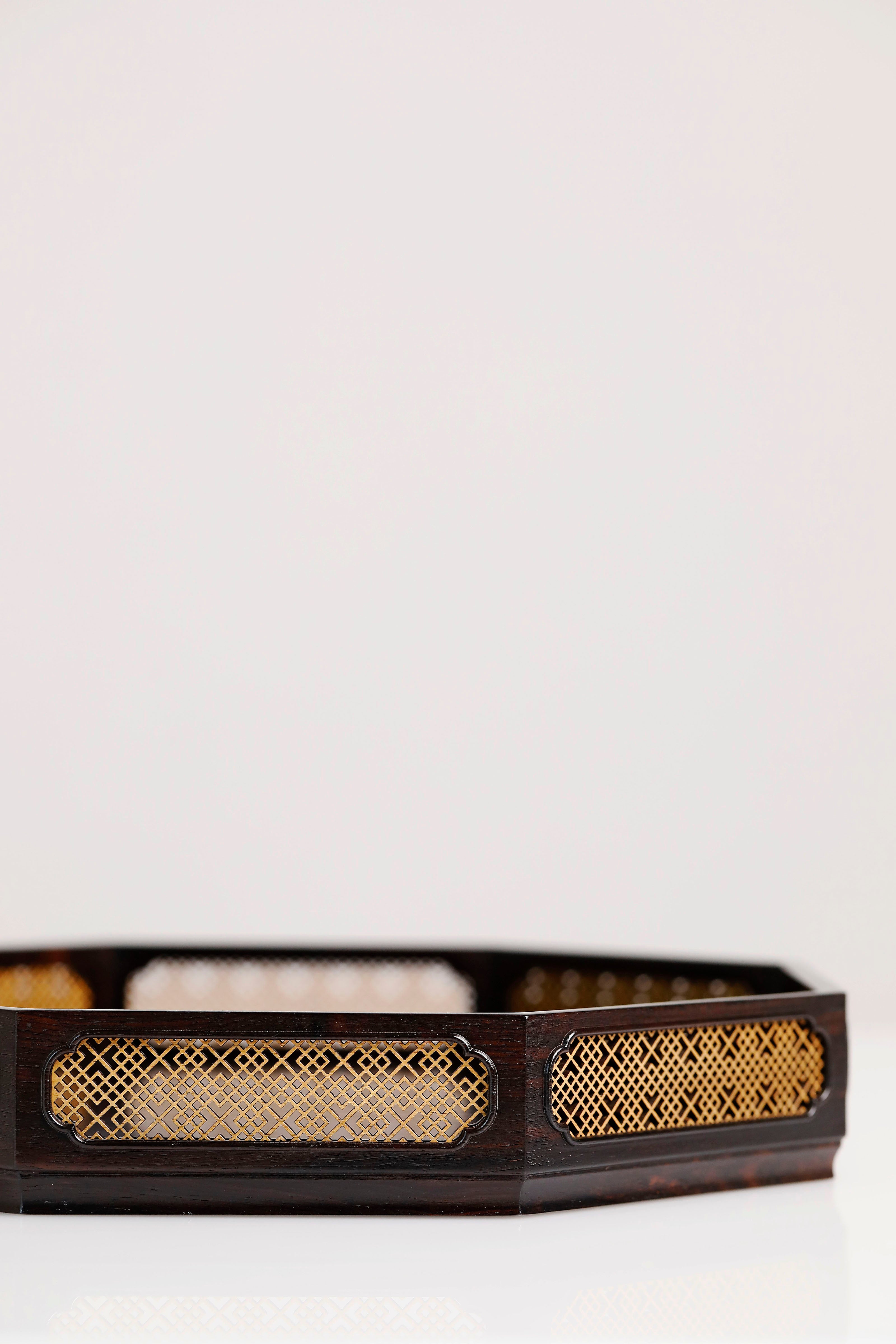 Purple sandalwood inlaid with boxwood woven window lattice pattern octagonal tea tray