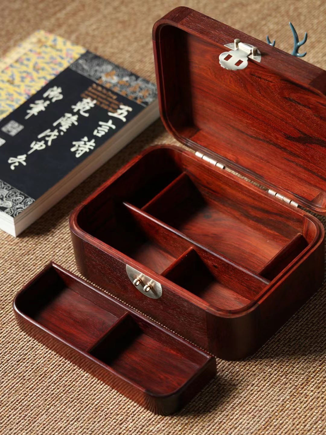 Small-leaf sandalwood tea box with phoenix and peony design