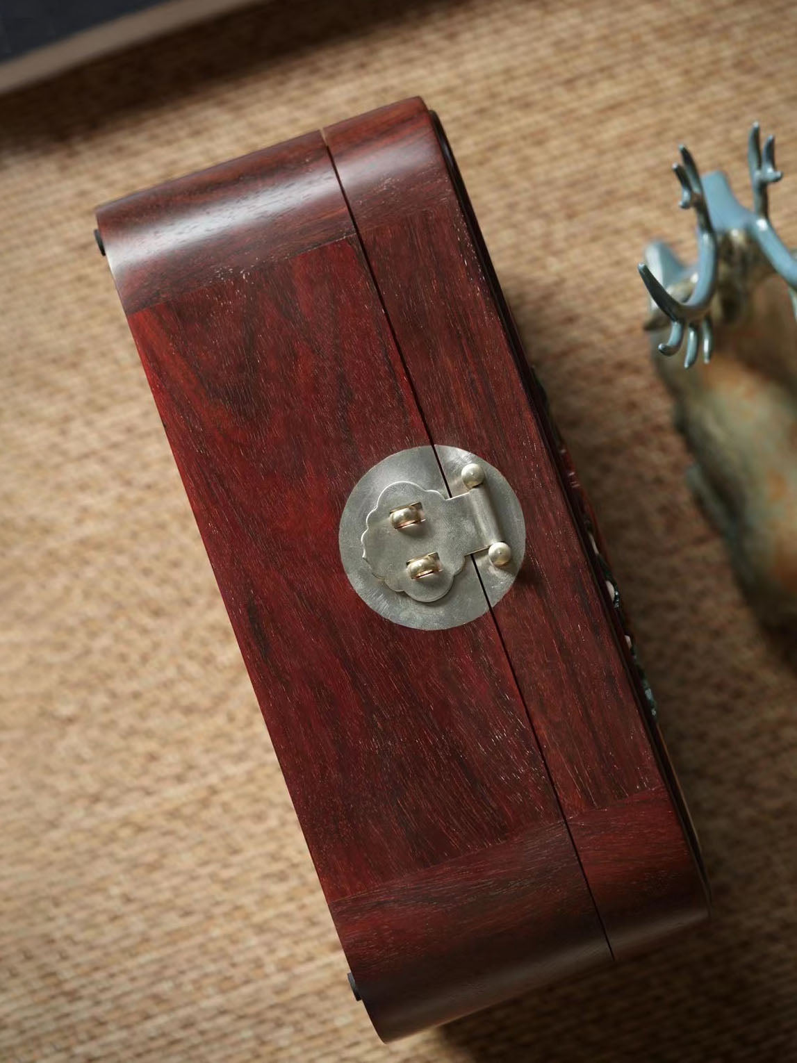 Small-leaf sandalwood tea box with phoenix and peony design