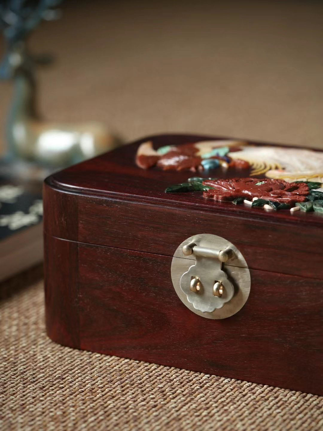 Small-leaf sandalwood tea box with phoenix and peony design