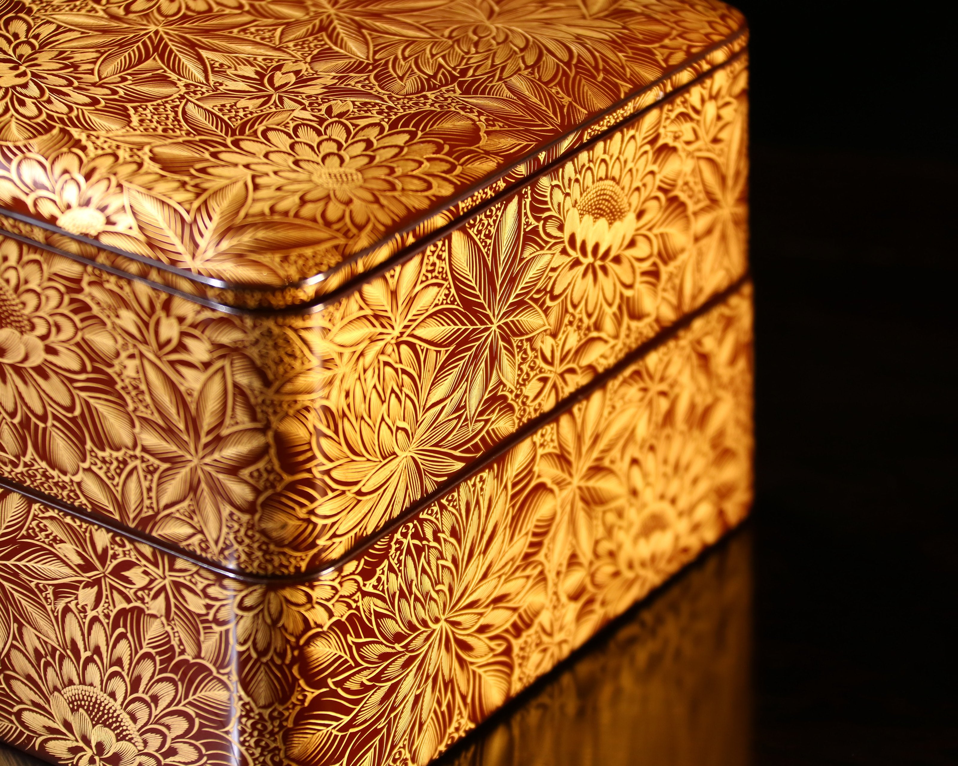 Japanese Wajima lacquerware double-layered tea box with chrysanthemum petal pattern