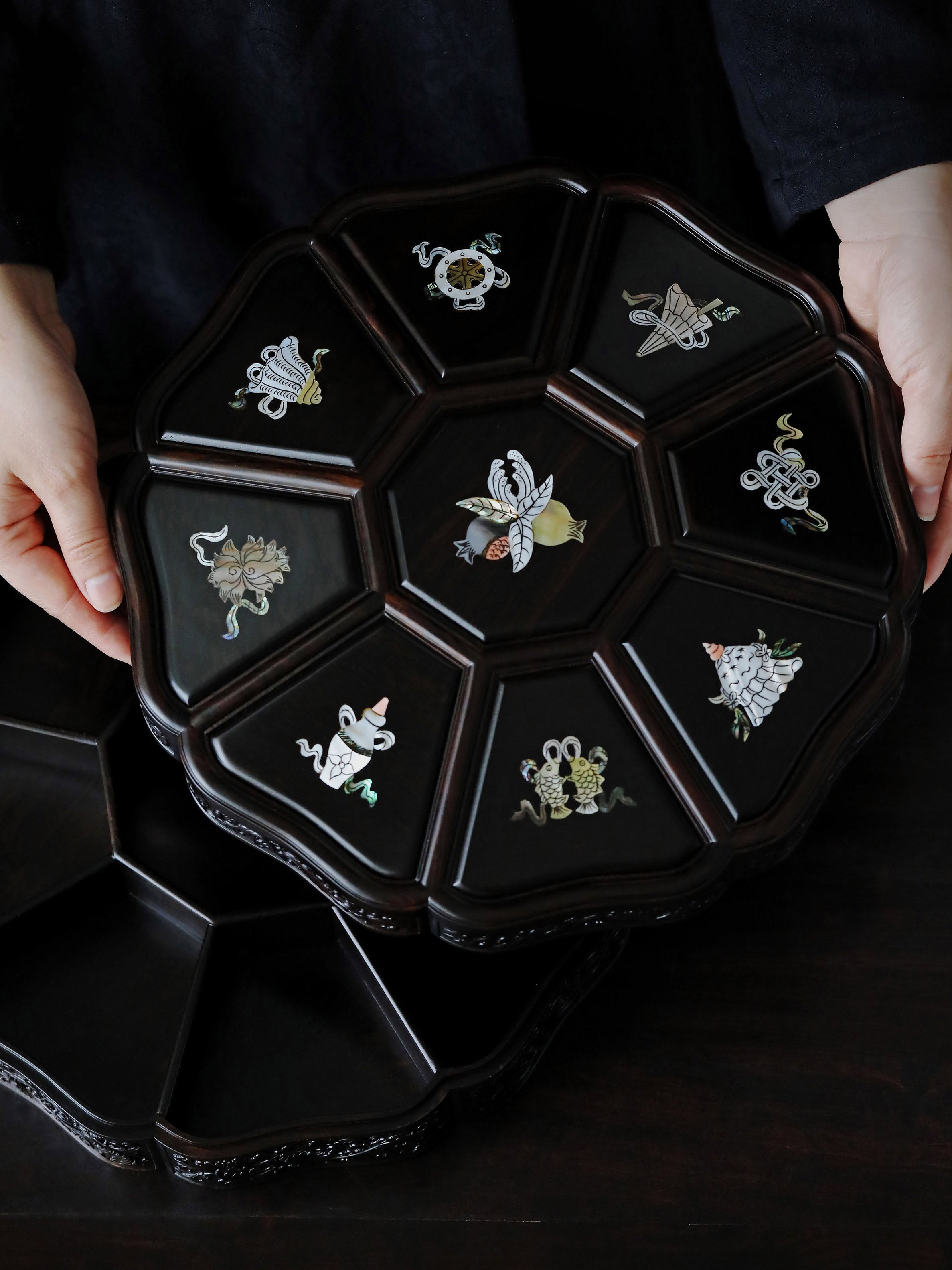 Purple sandalwood and mother-of-pearl inlaid sunflower eight-treasure fruit box