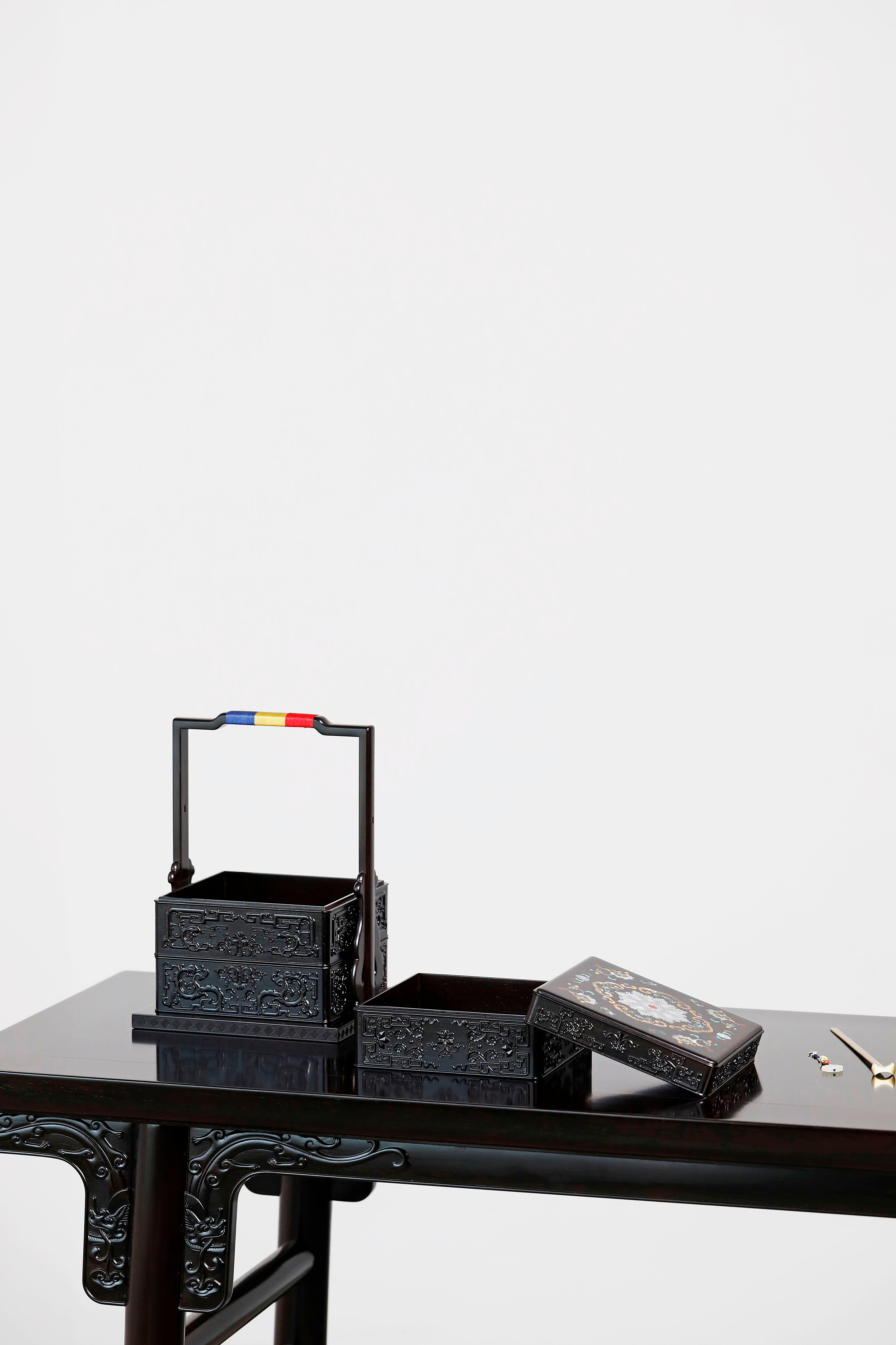 Purple sandalwood square box inlaid with mother-of-pearl and passionflower design