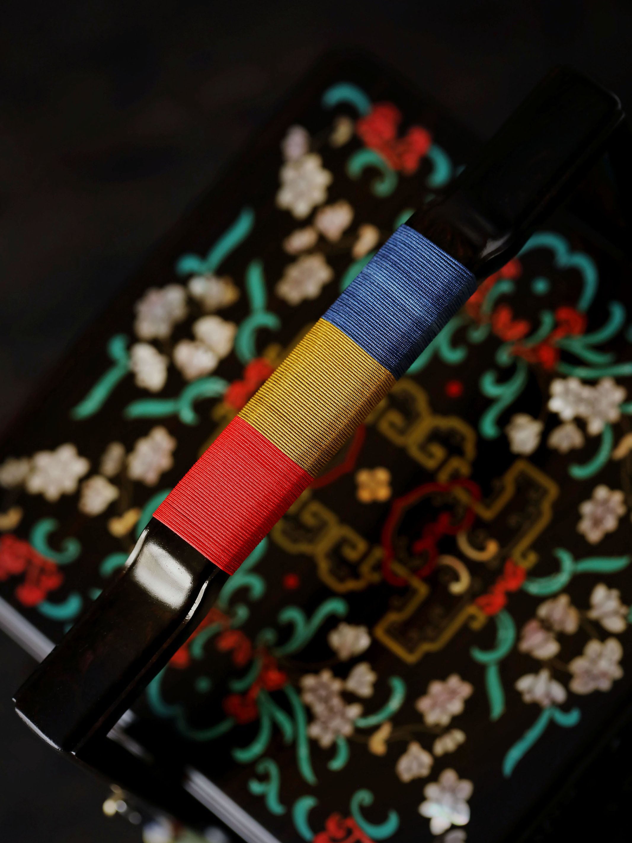 Purple sandalwood square box inlaid with mother-of-pearl and ruyi and lingzhi fungus