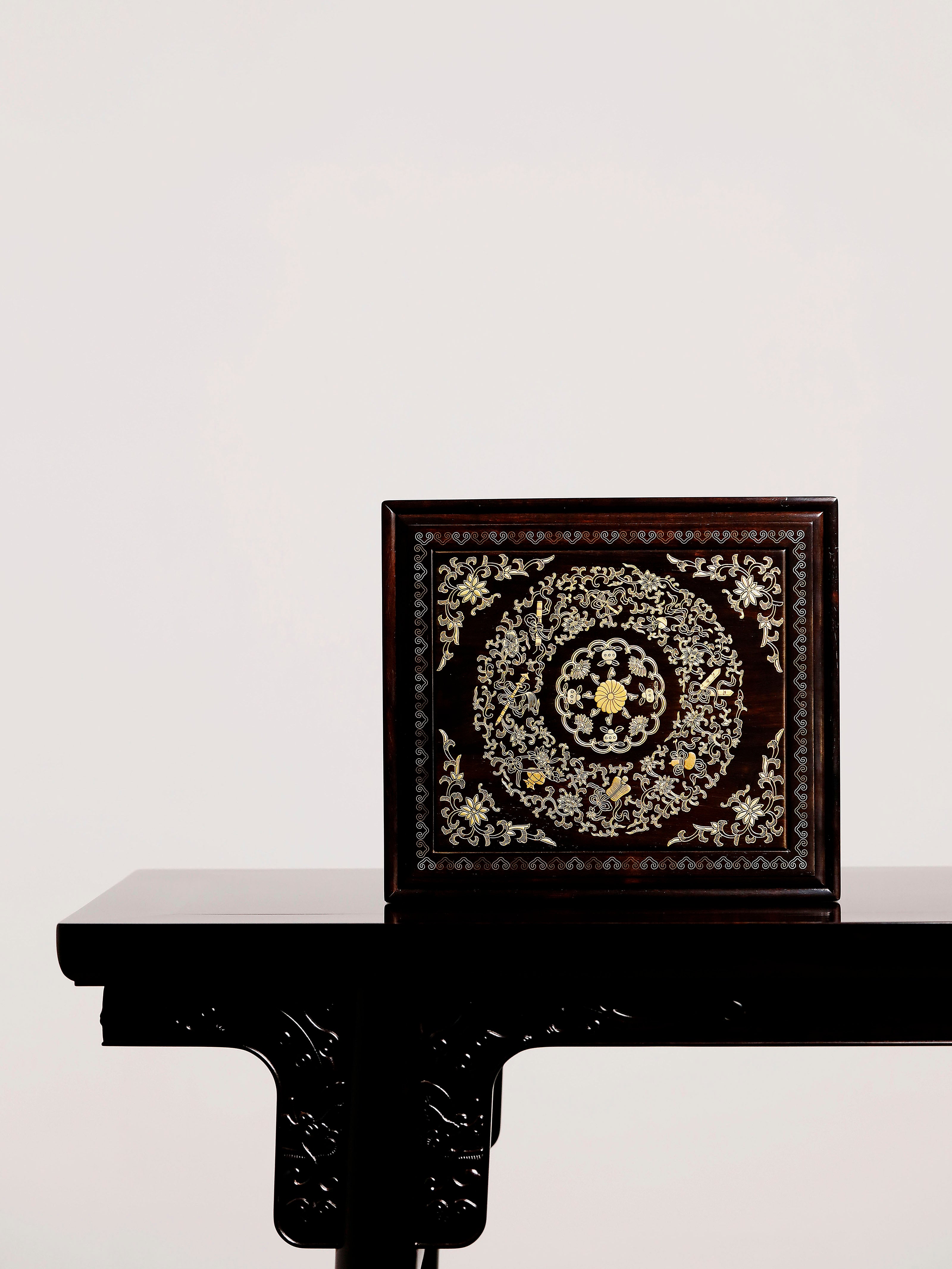 Purple sandalwood auspicious eight treasures/treasure flower gold-painted pull-out tea box