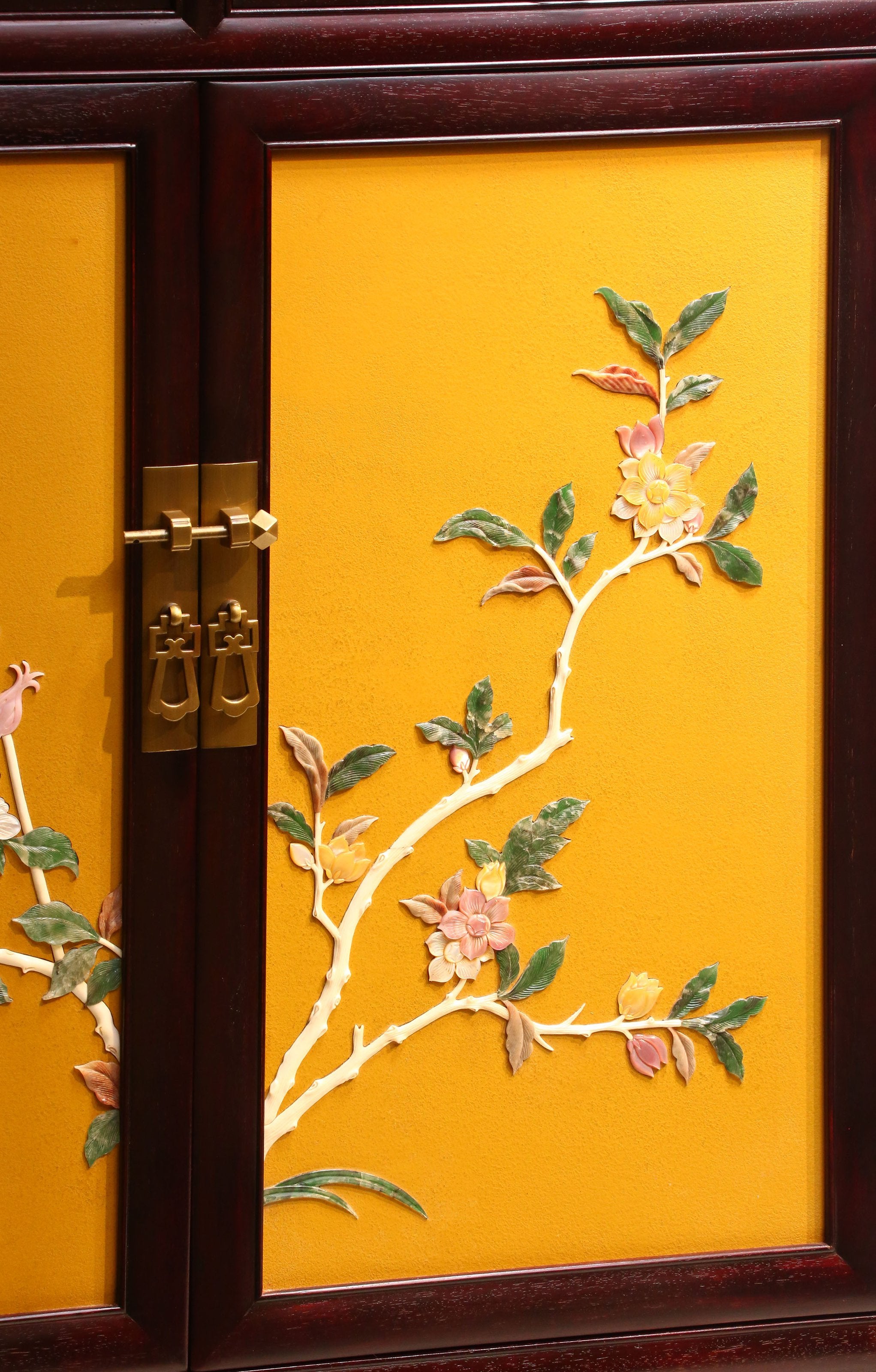 Tea cabinet inlaid with peony flowers
