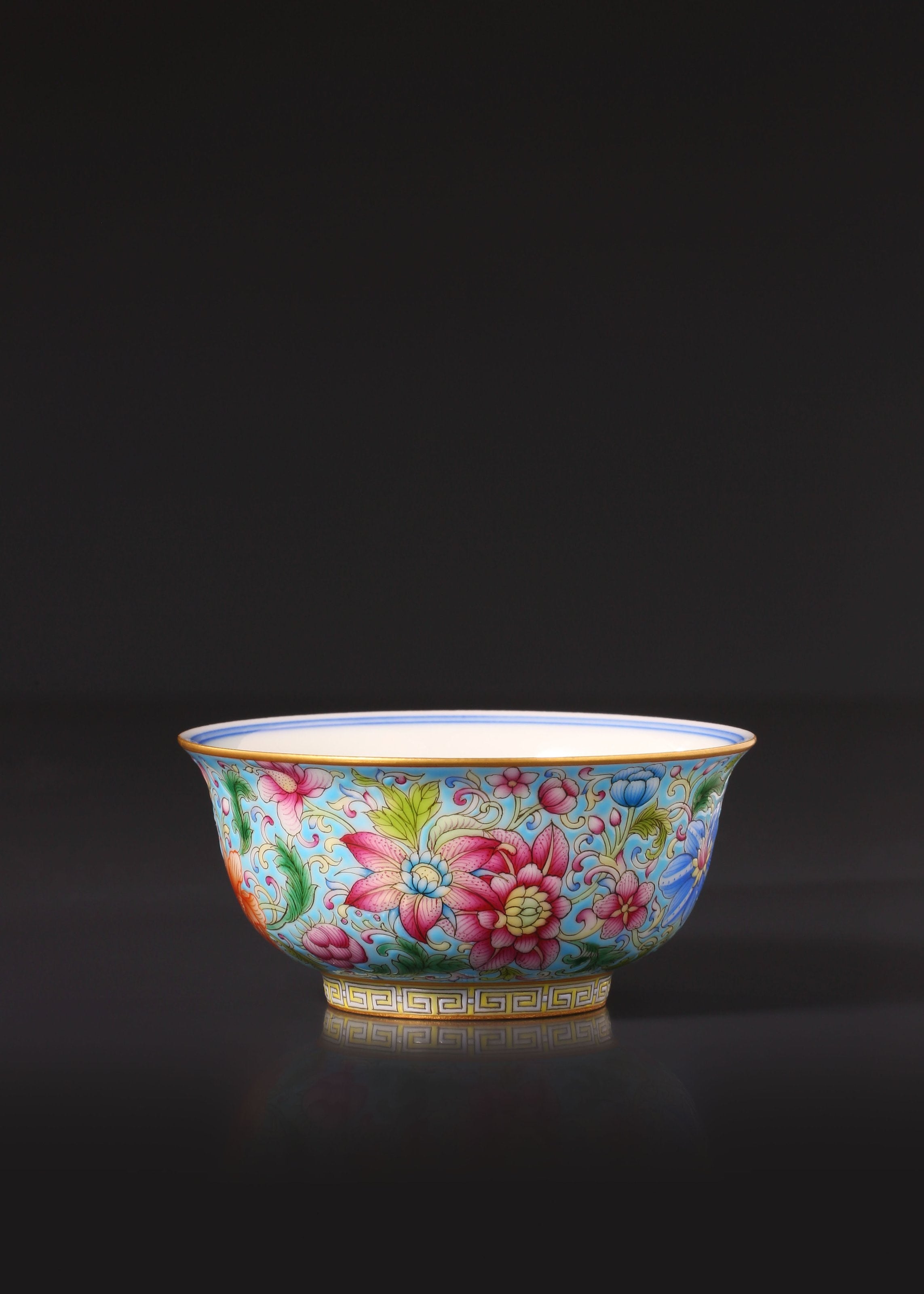 Blue and white floral enamel cups in Dayazhai