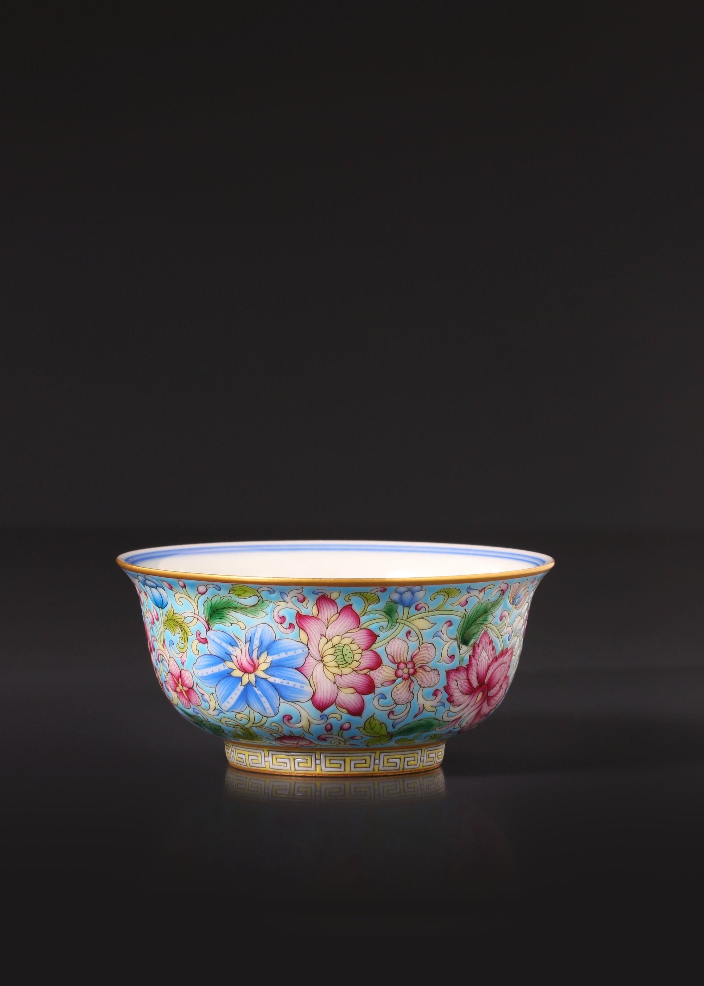 Blue and white floral enamel cups in Dayazhai