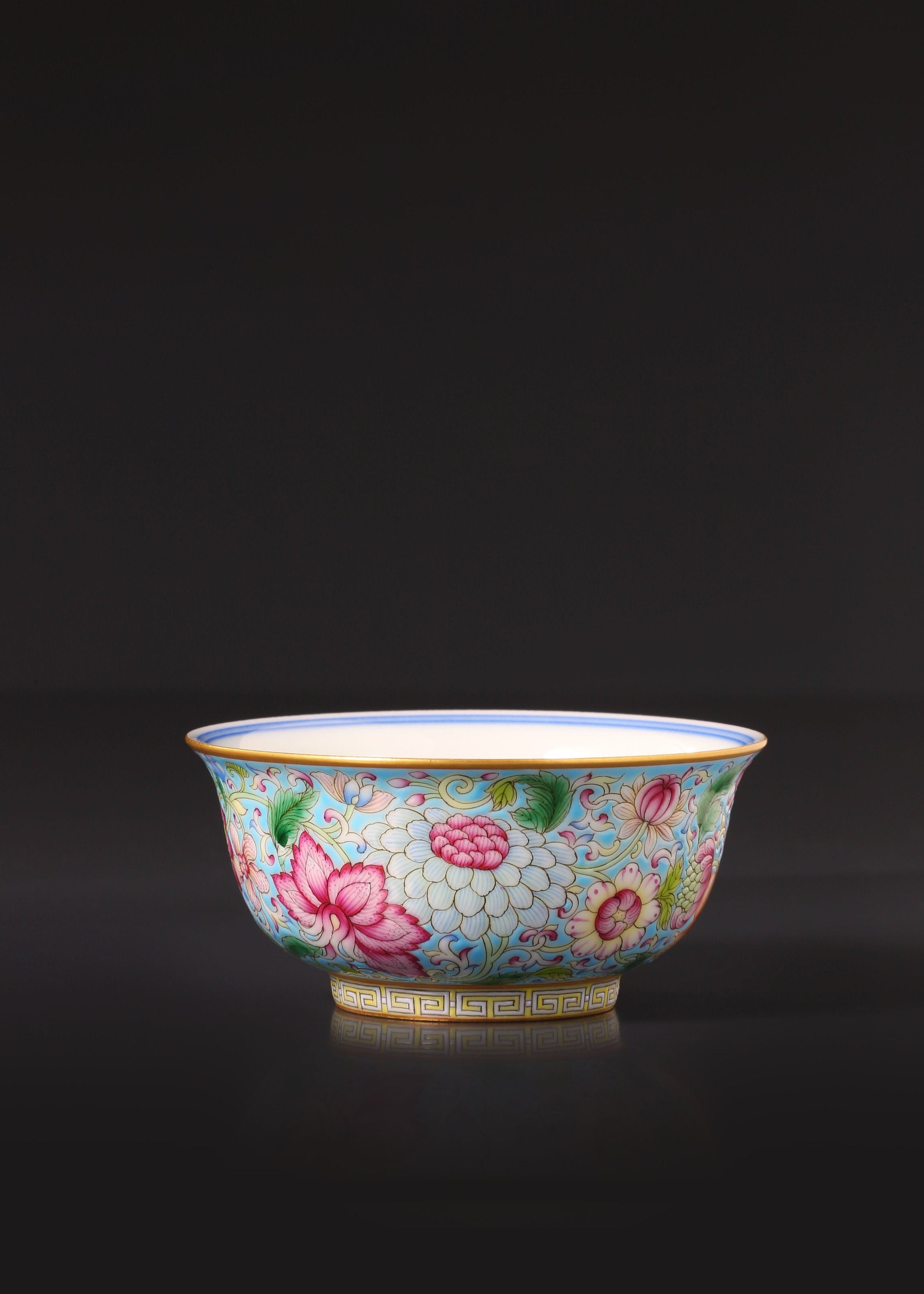 Blue and white floral enamel cups in Dayazhai