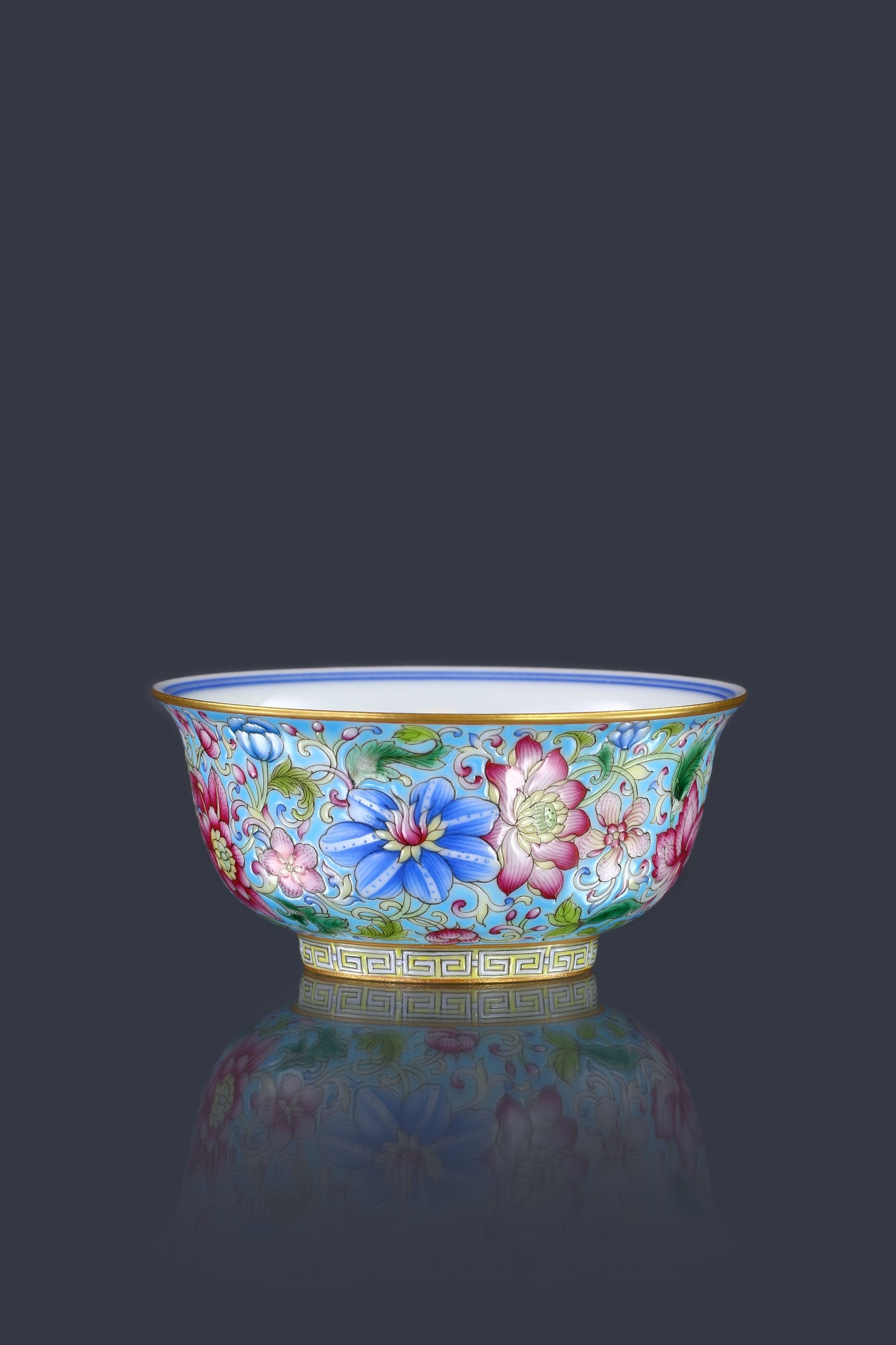 Blue and white floral enamel cups in Dayazhai