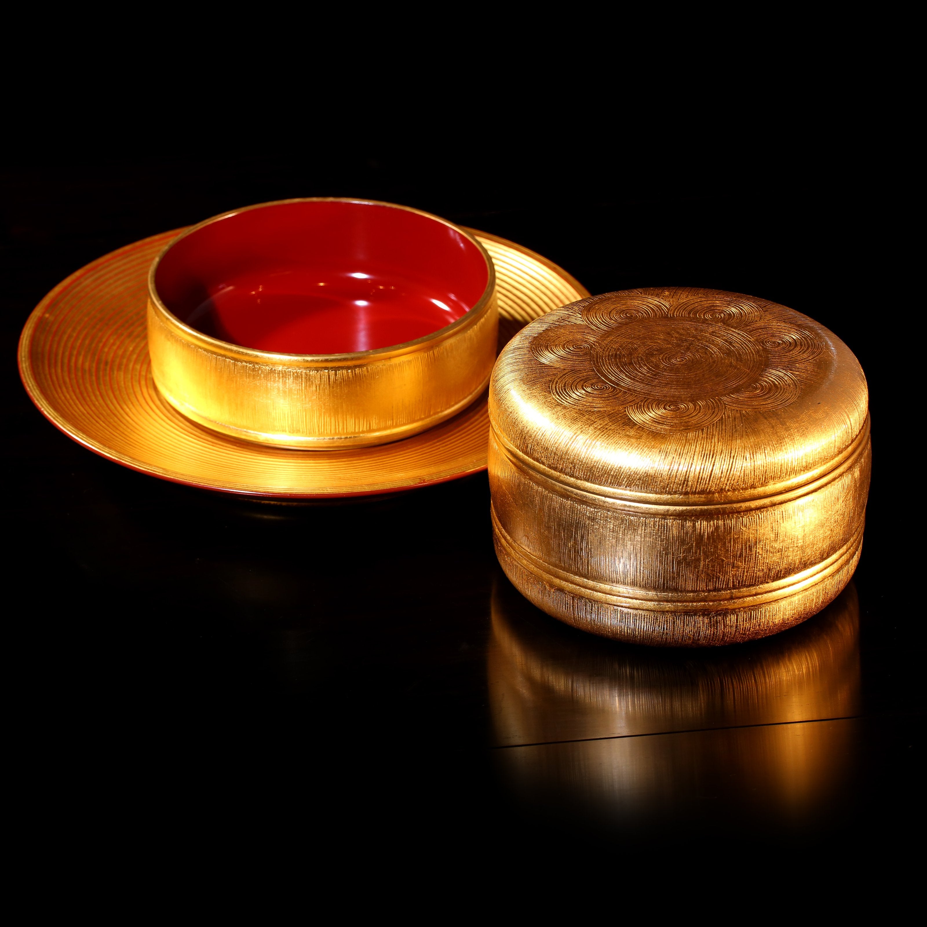 Japanese Heian Shohiko vermilion and gold lacquer tea caddy and tea tray