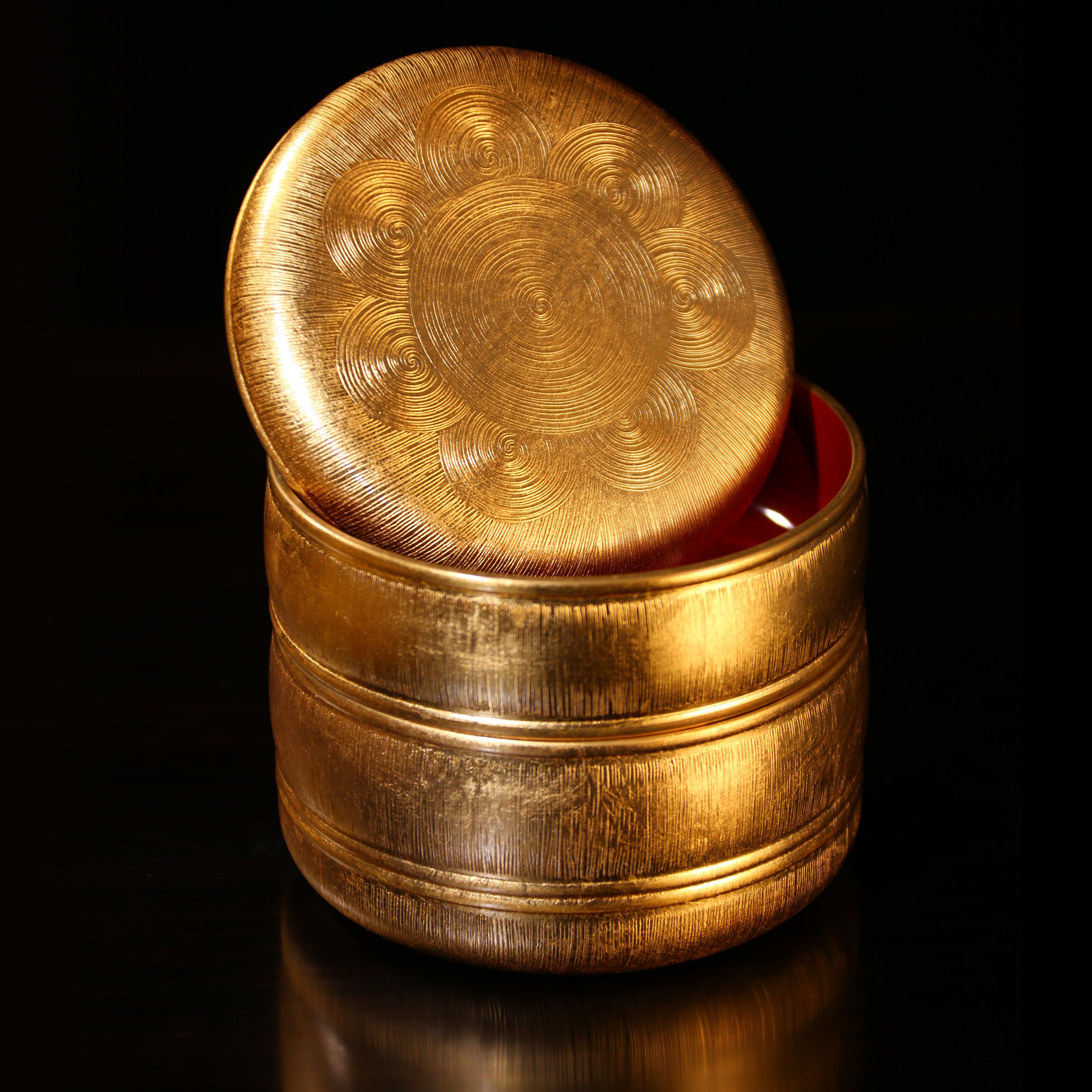 Japanese Heian Shohiko vermilion and gold lacquer tea caddy and tea tray