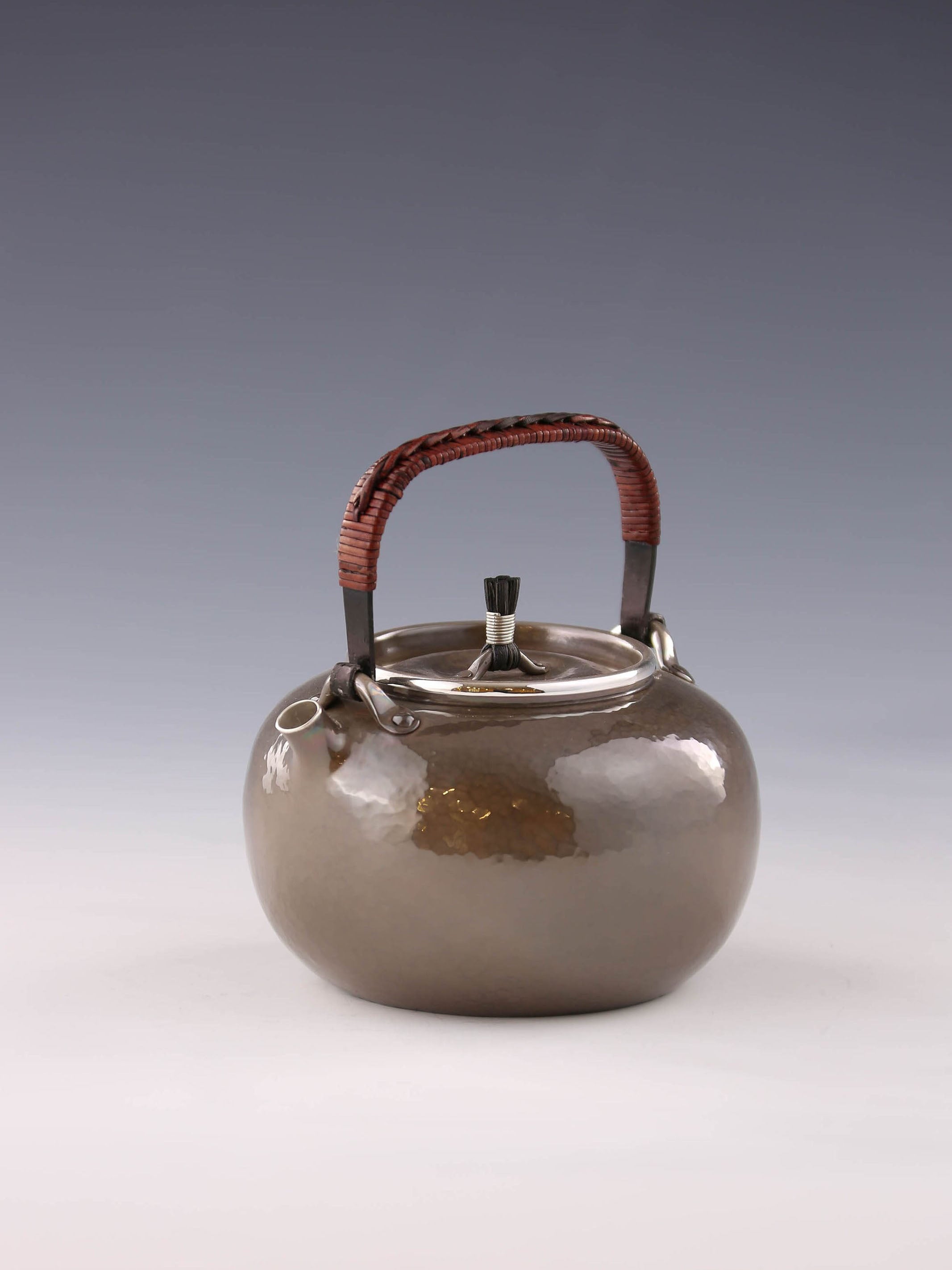 Apple-shaped teapot