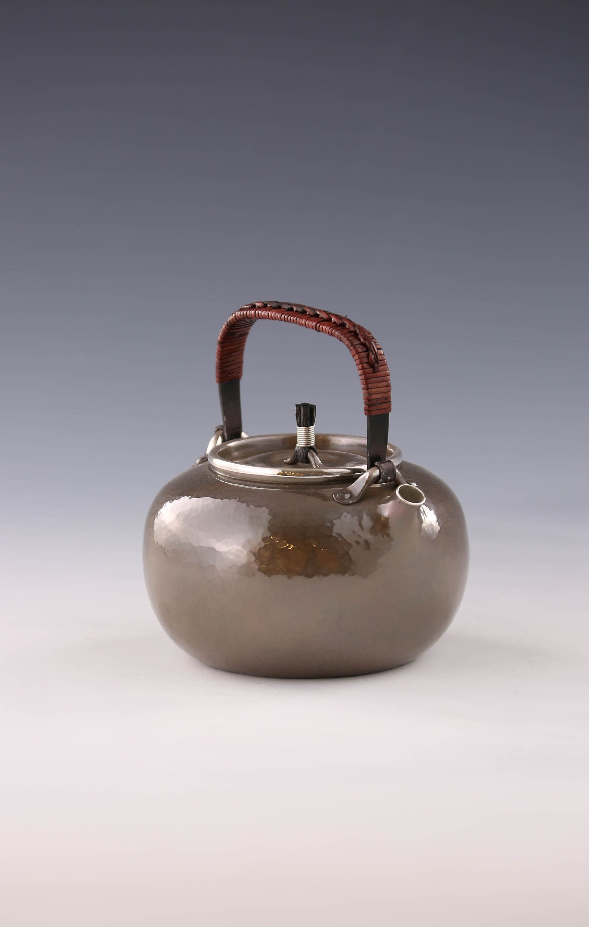 Apple-shaped teapot