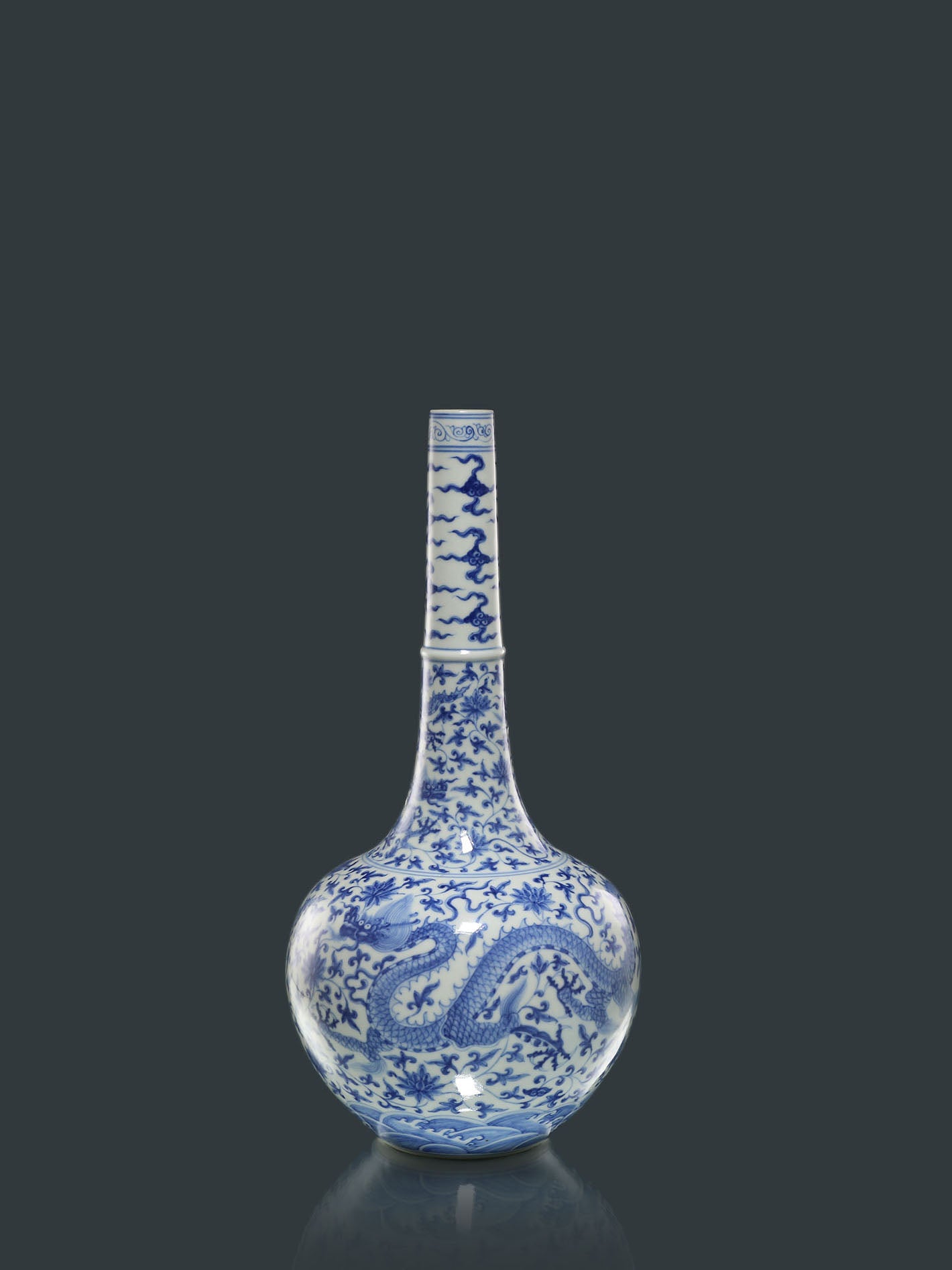 Blue and white porcelain vase with lotus and mushroom design / Blue and white porcelain vase with dragon design