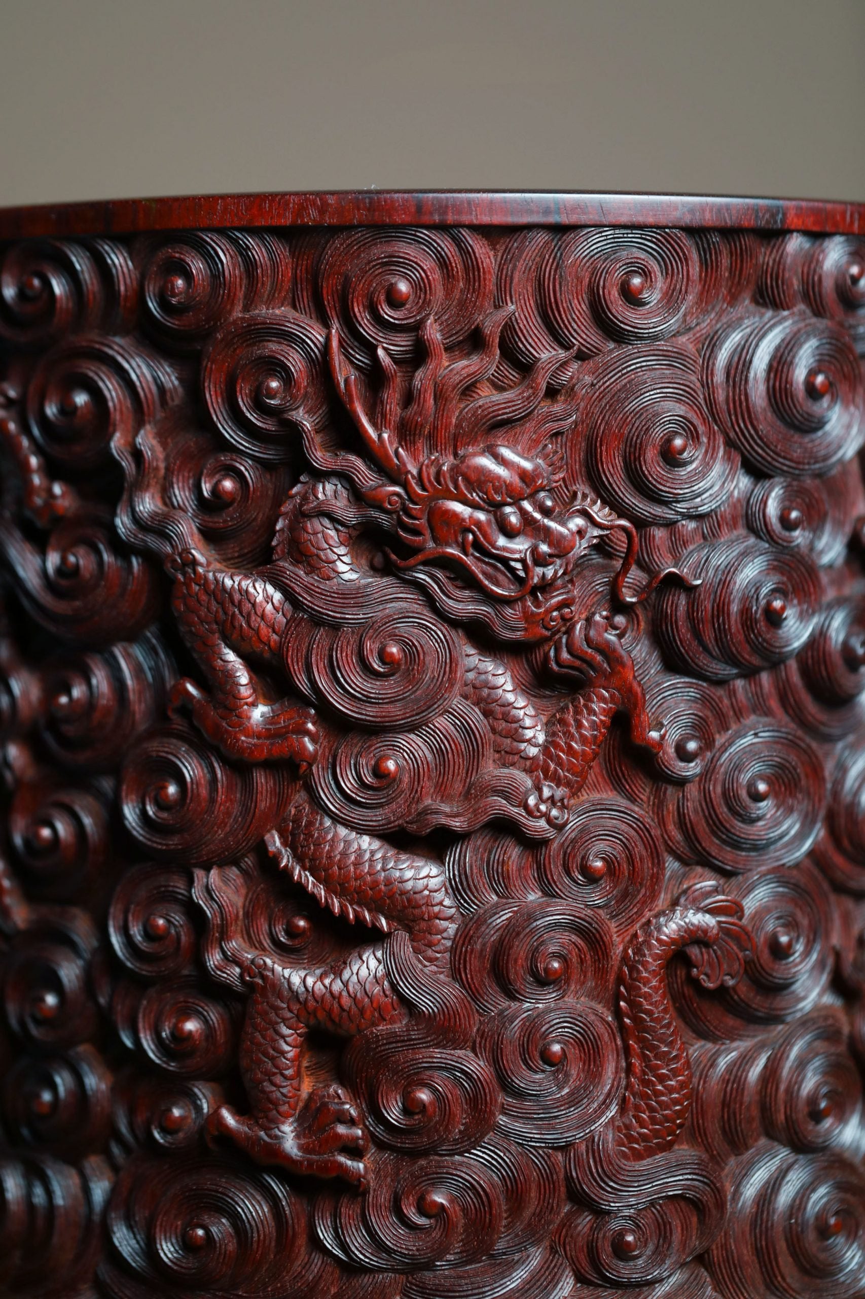 A large brush holder made of small-leaf sandalwood during the Qianlong period, with dragon carvings and official craftsmanship.