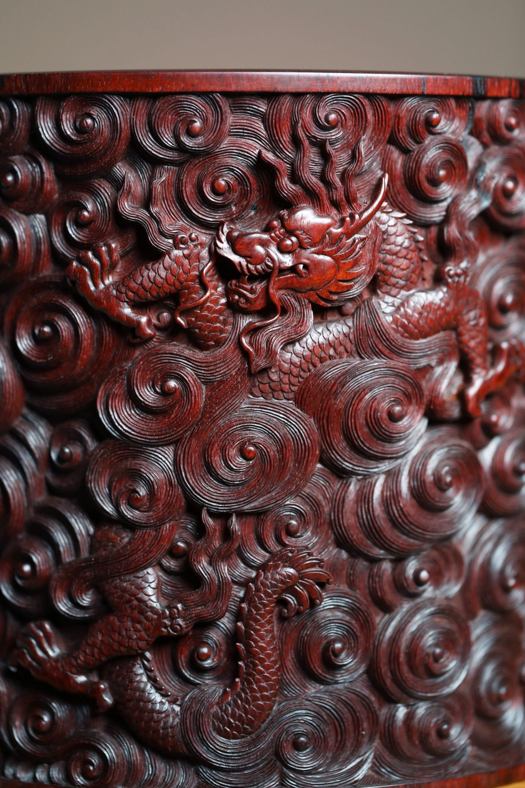 A large brush holder made of small-leaf sandalwood during the Qianlong period, with dragon carvings and official craftsmanship.