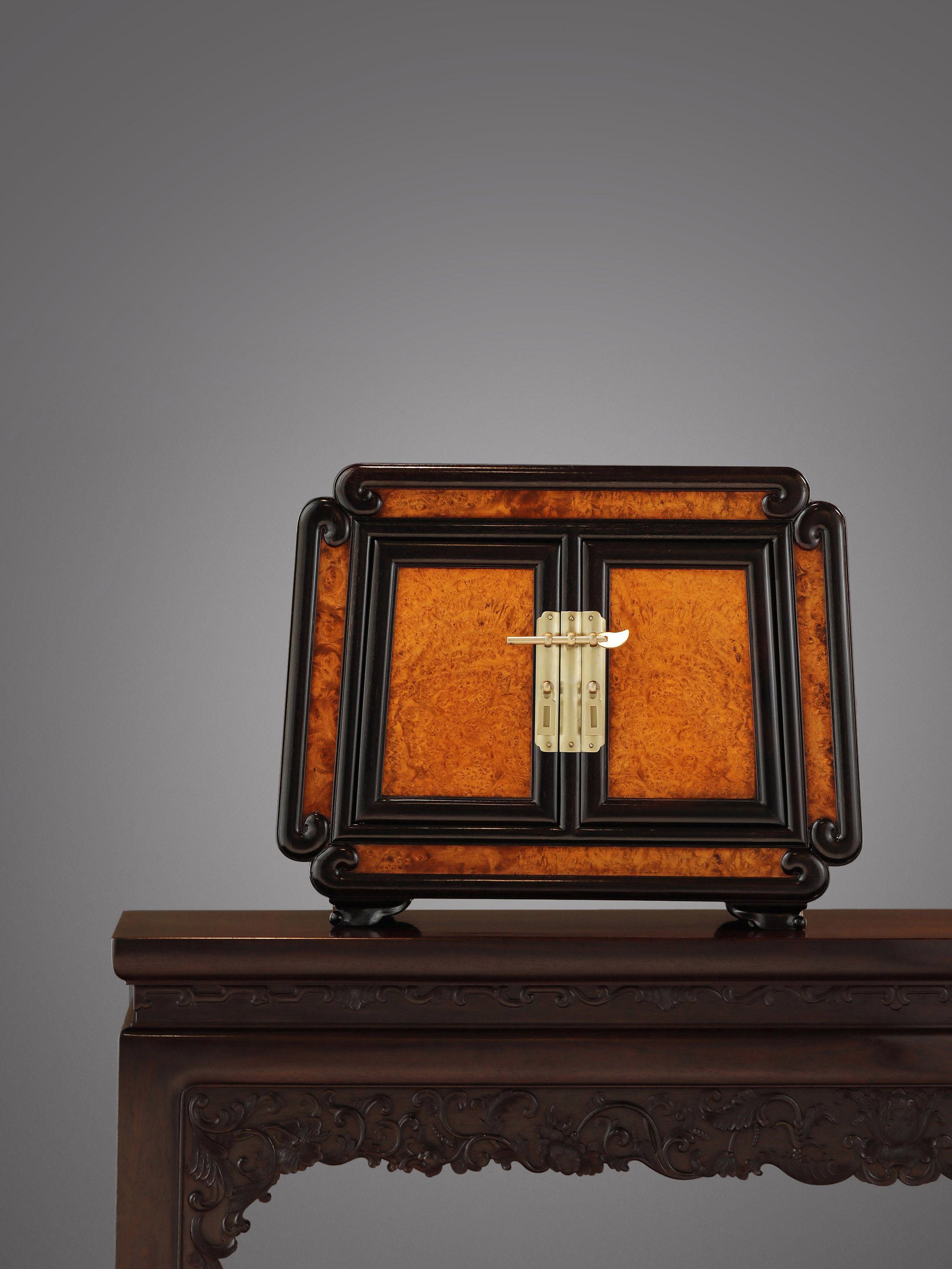 Tea box inlaid with burl wood and made of small-leaf rosewood.