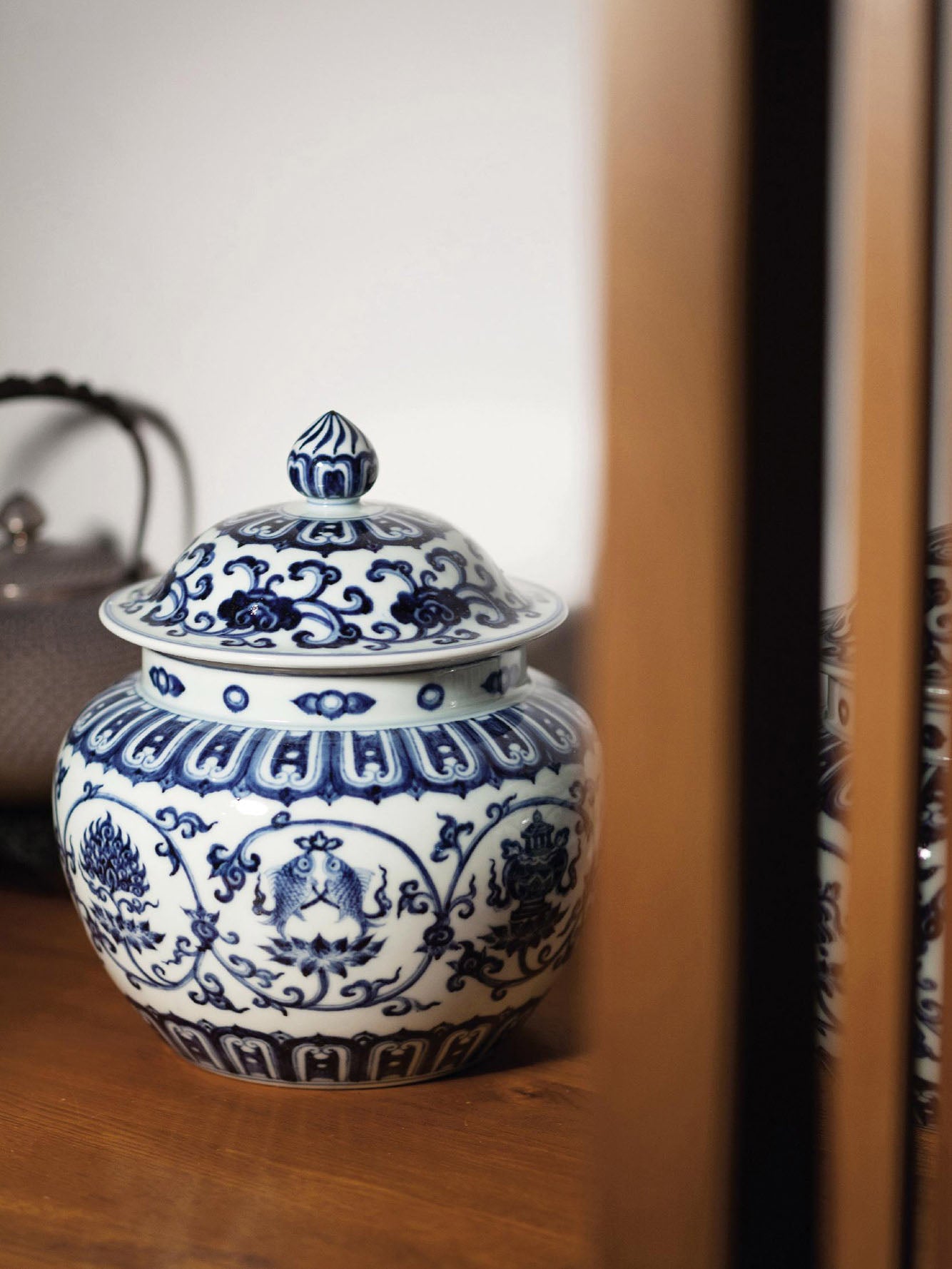 Blue and white porcelain tea canister