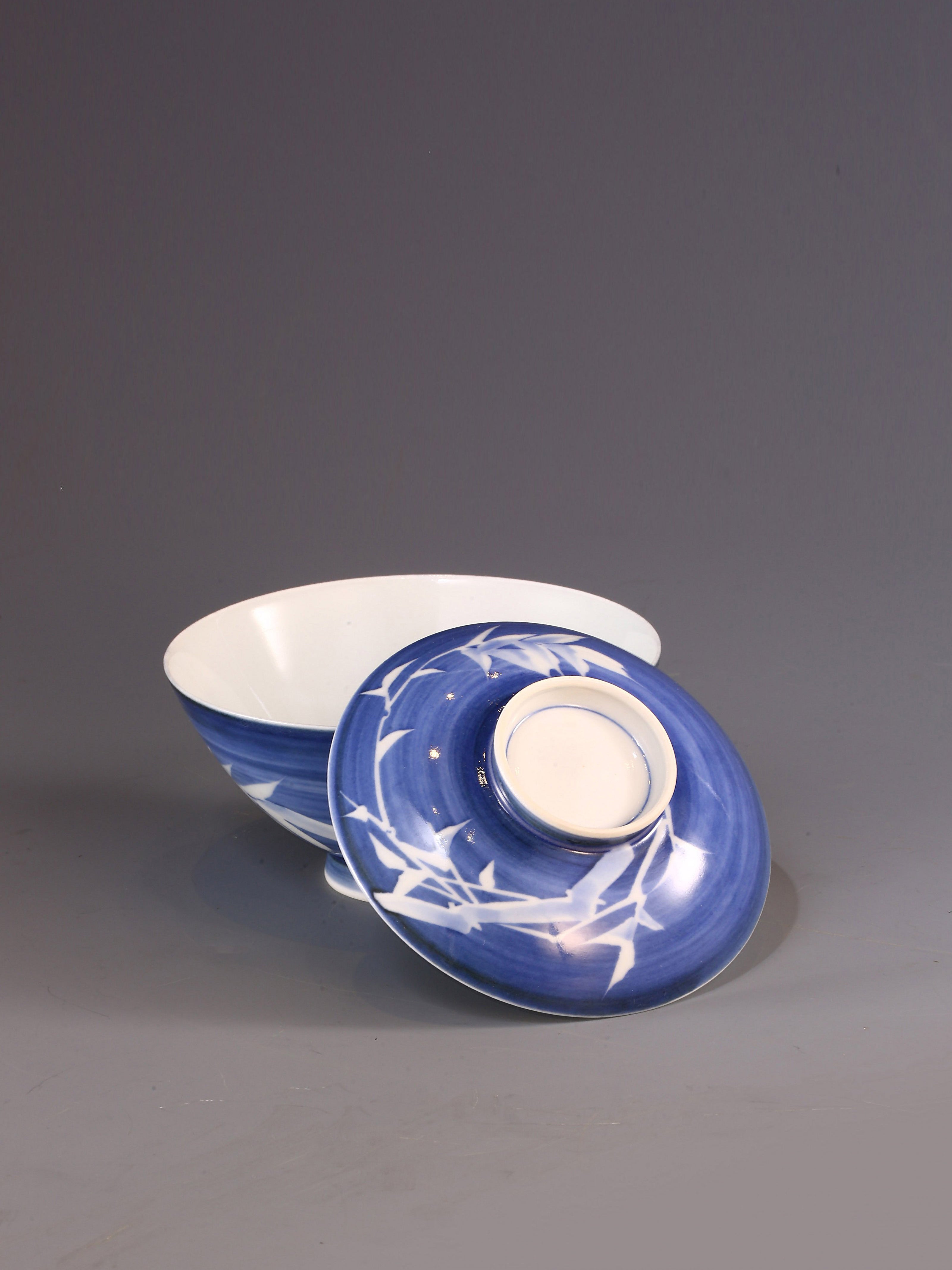 Blue and white porcelain covered bowl with water features, reflecting noble character and integrity.