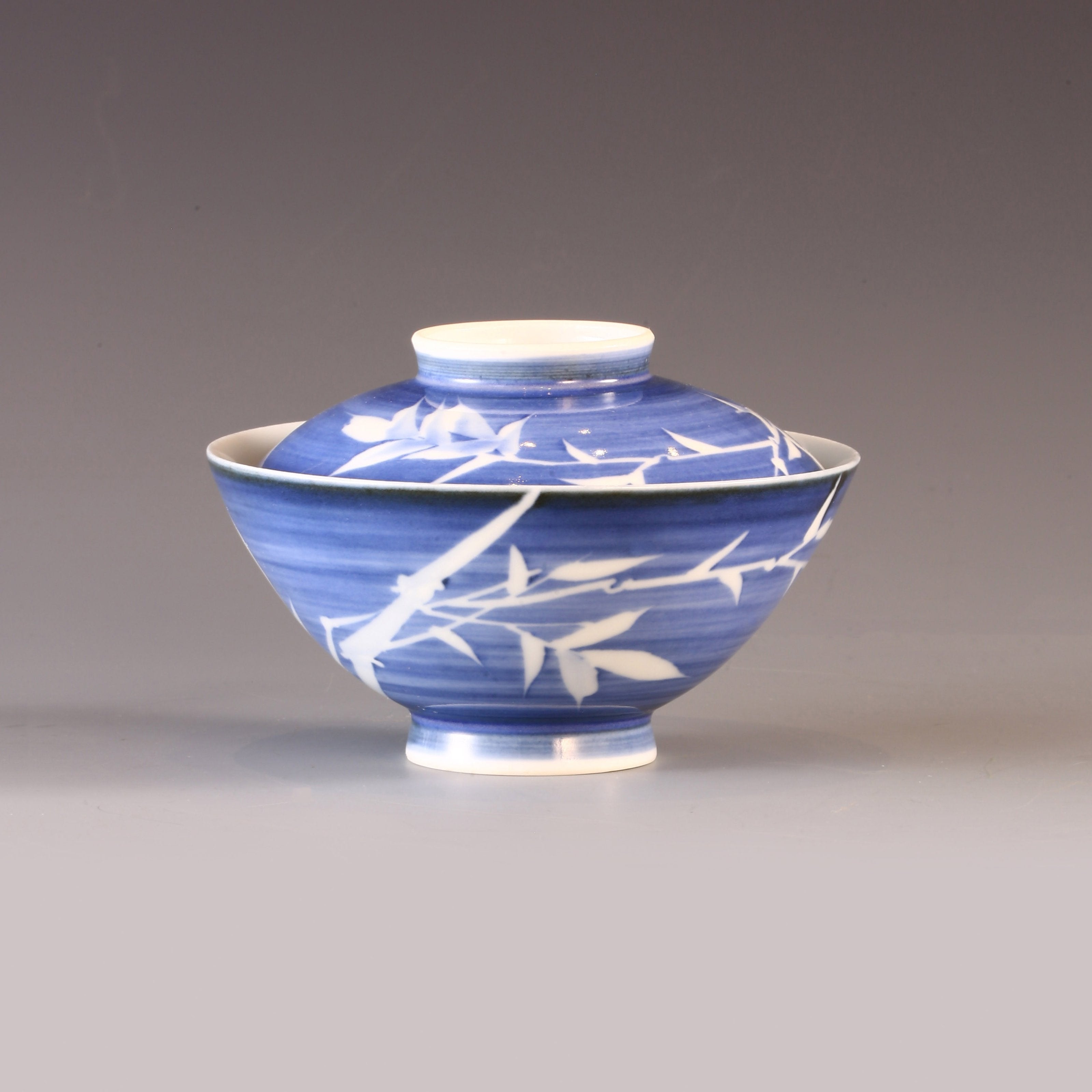 Blue and white porcelain covered bowl with water features, reflecting noble character and integrity.
