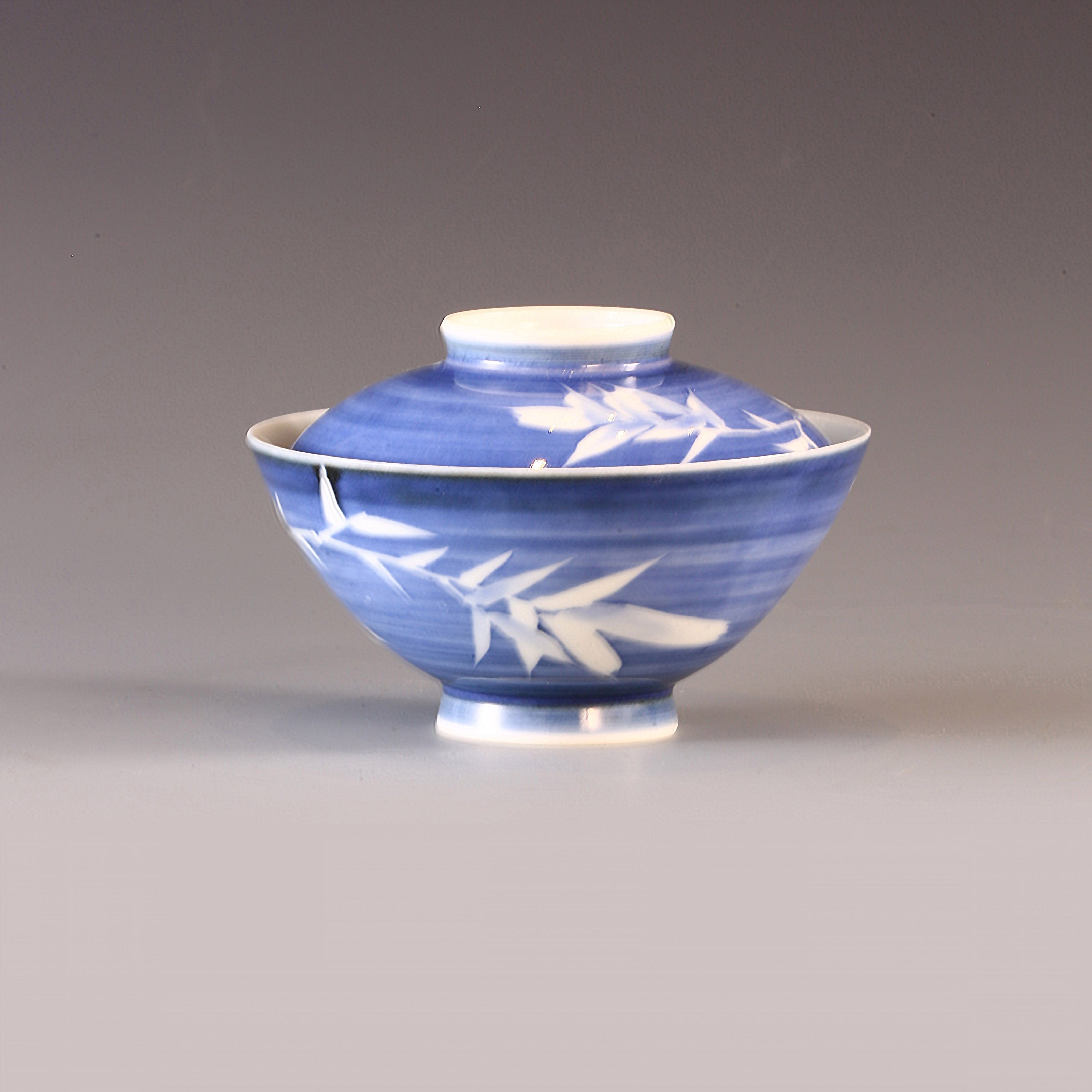 Blue and white porcelain covered bowl with water features, reflecting noble character and integrity.