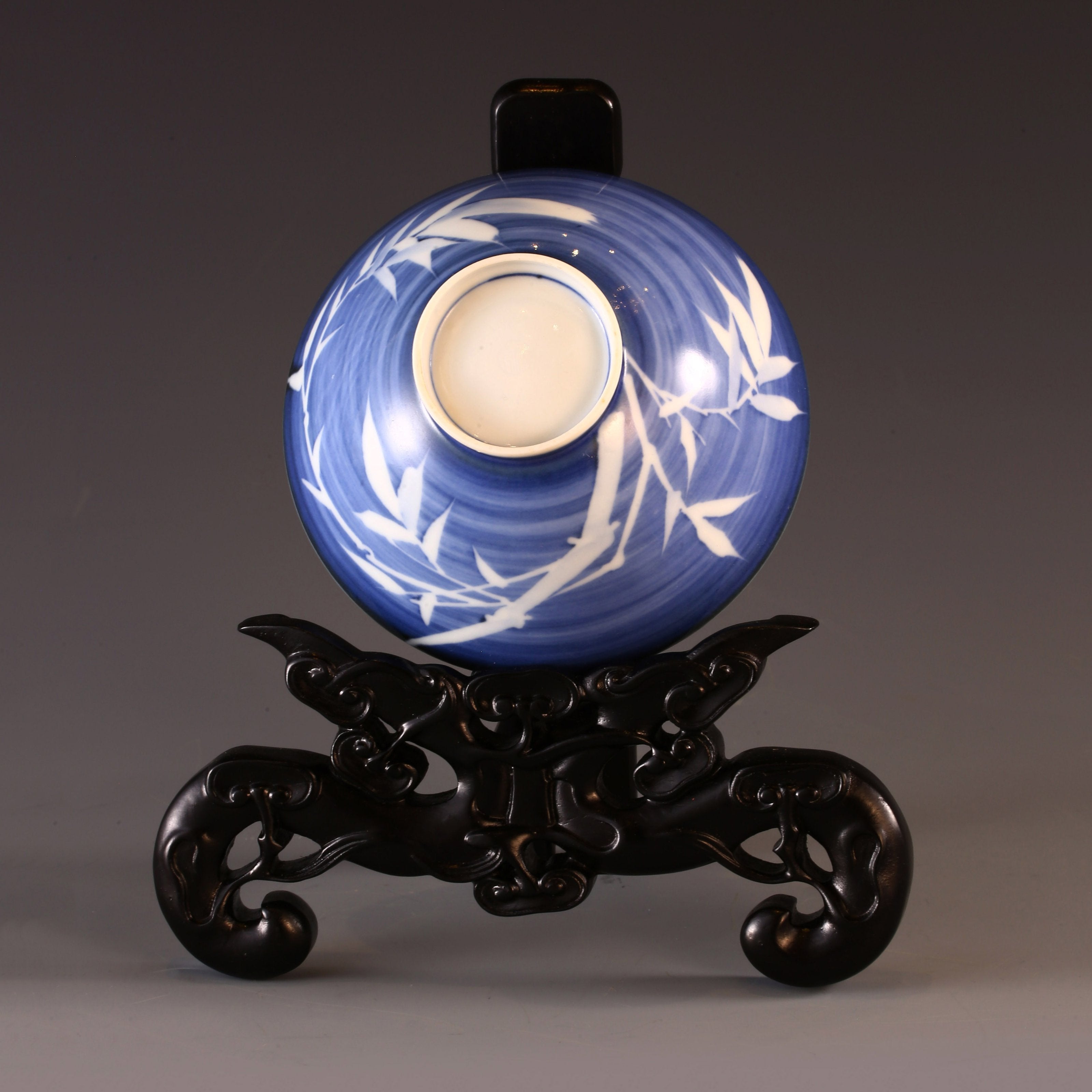 Blue and white porcelain covered bowl with water features, reflecting noble character and integrity.