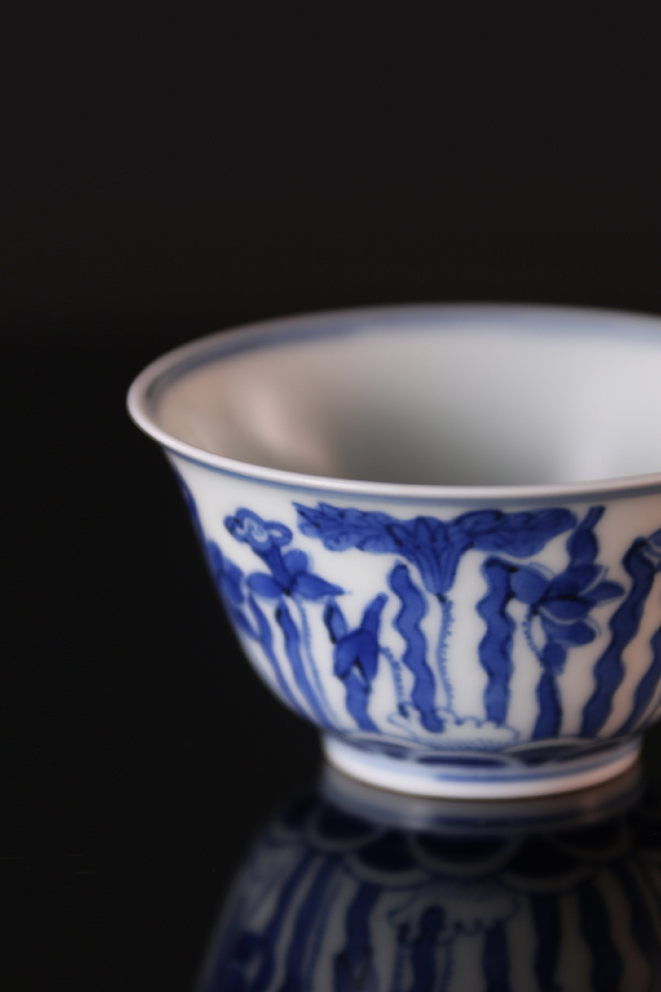 Bell-shaped cup with floral and algae design / Blue and white lotus cup