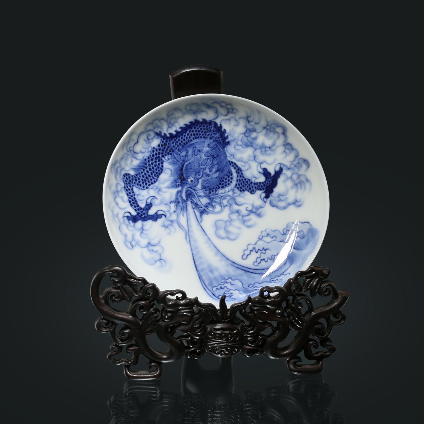 Blue and white porcelain water container/seal box/dish with dragon design