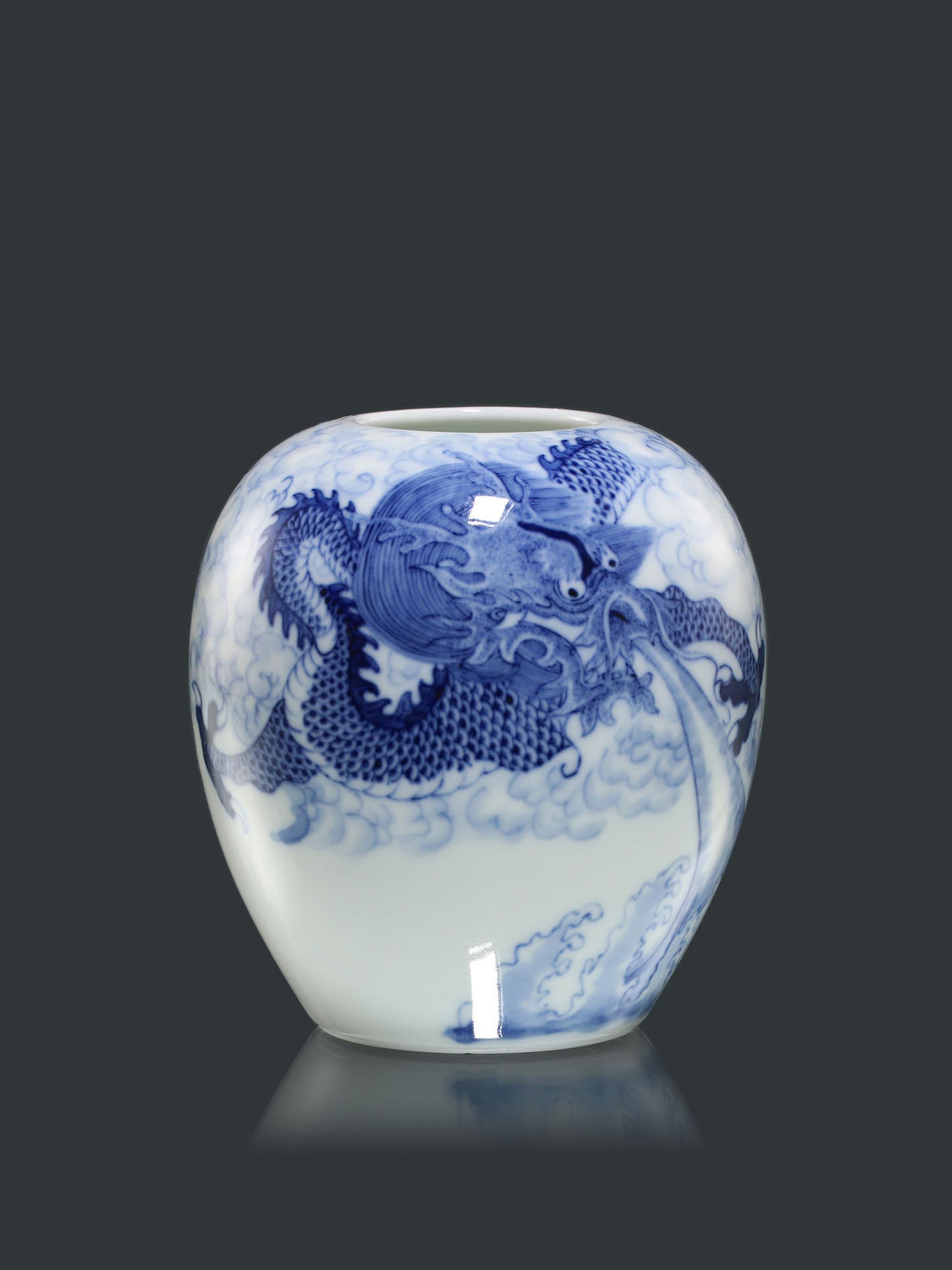 Blue and white porcelain water container/seal box/dish with dragon design